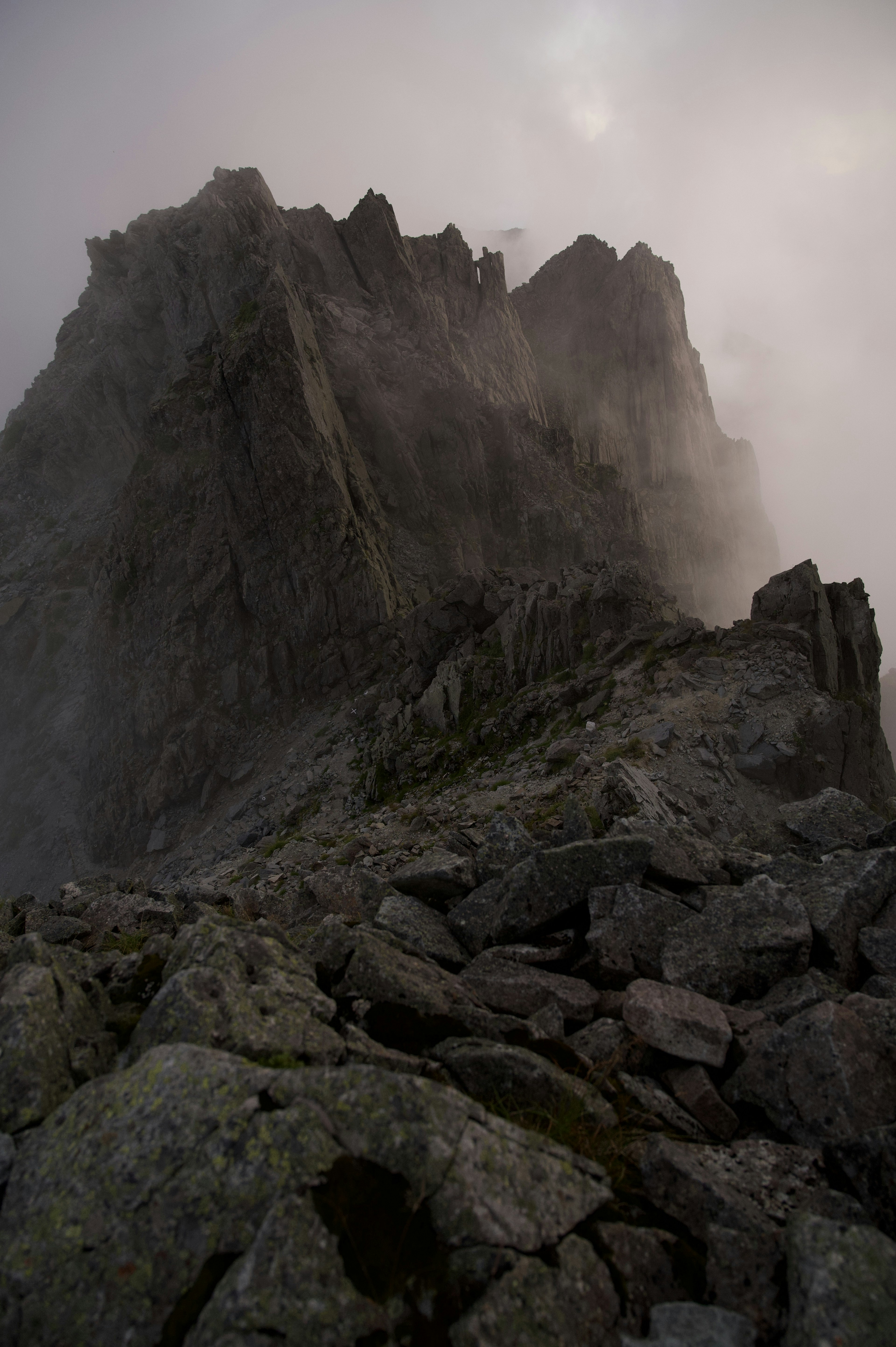 Ein rauer Berggipfel in Nebel gehüllt