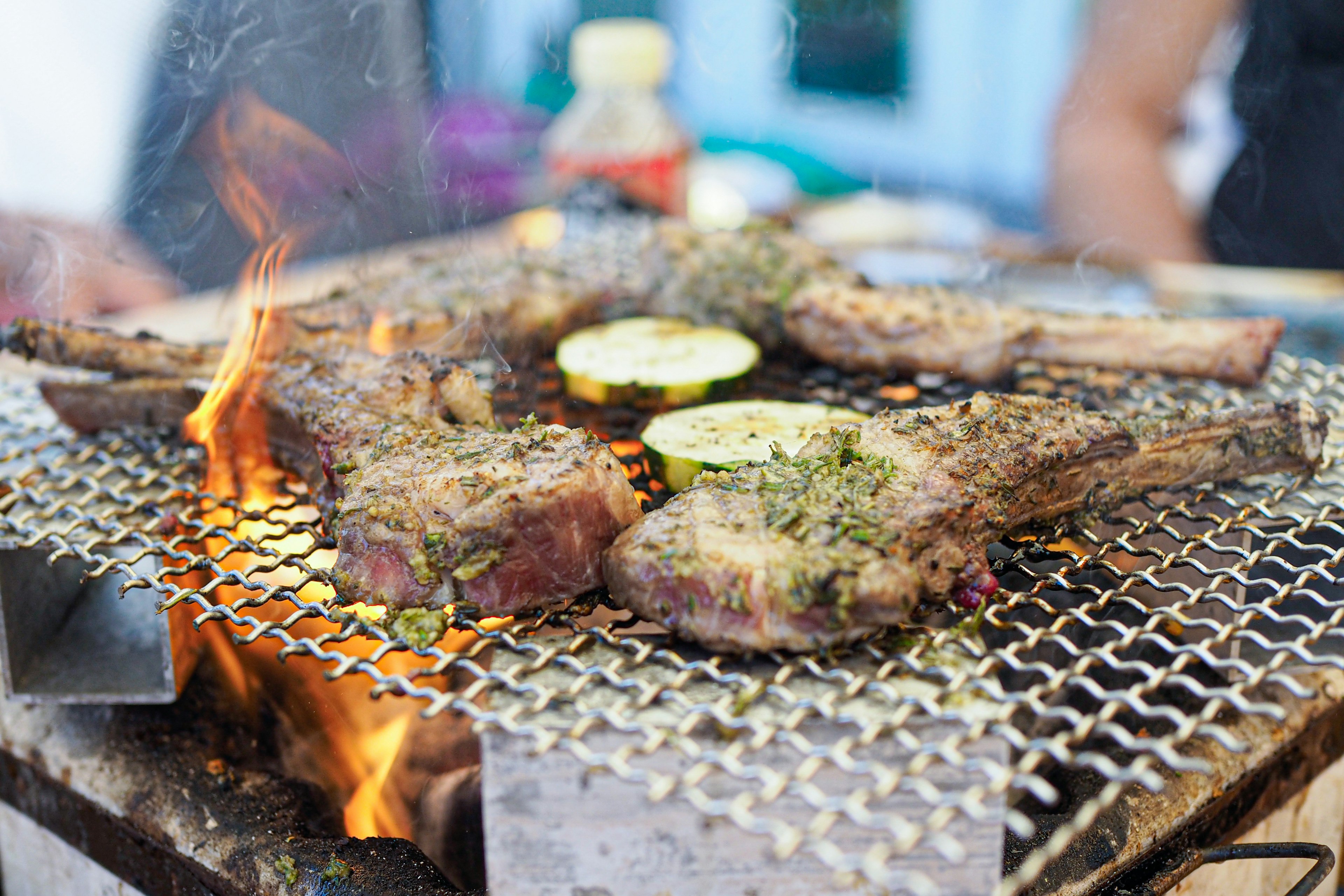 Gegrillte Fleischstücke mit Zitronenscheiben auf einem Grill