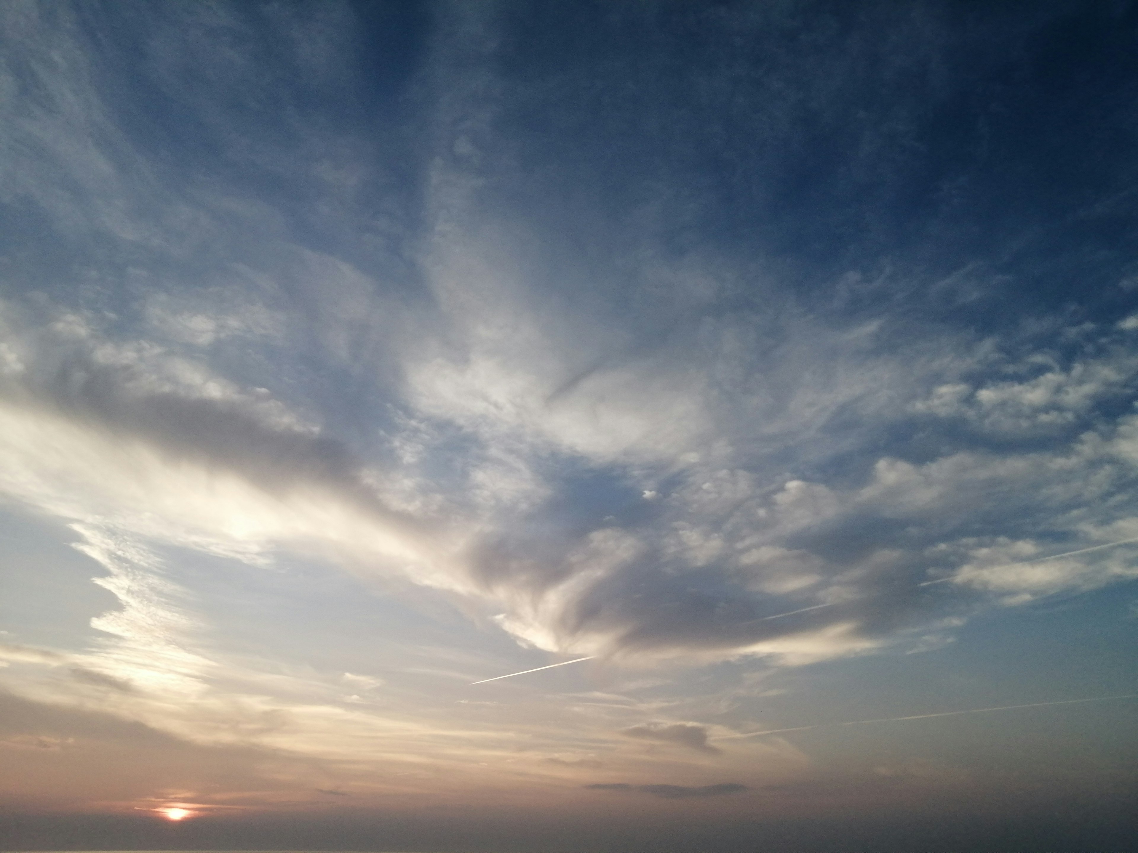 美しい雲が広がる青空と夕日の景色