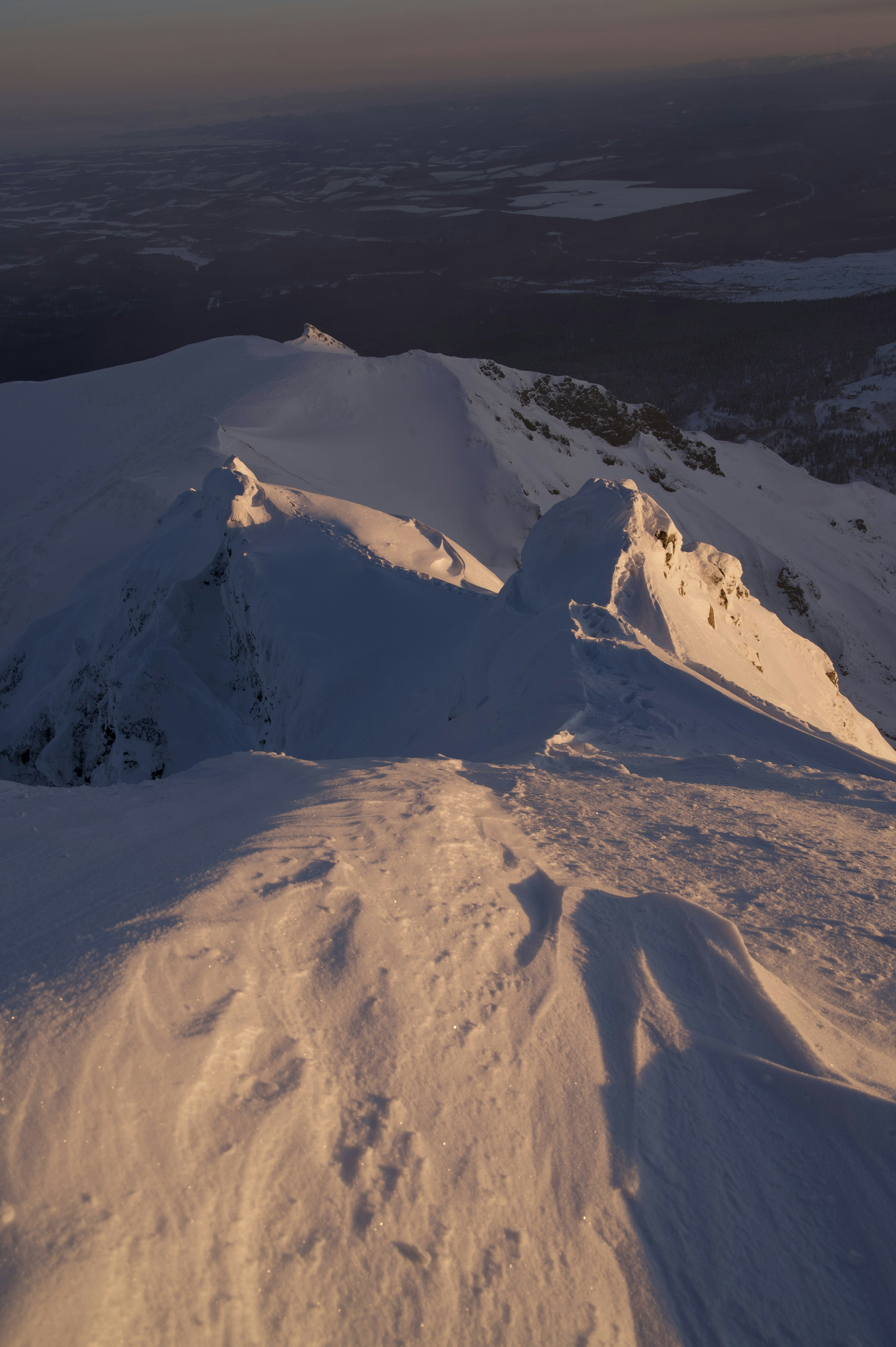 Vue magnifique depuis le sommet d'une montagne enneigée