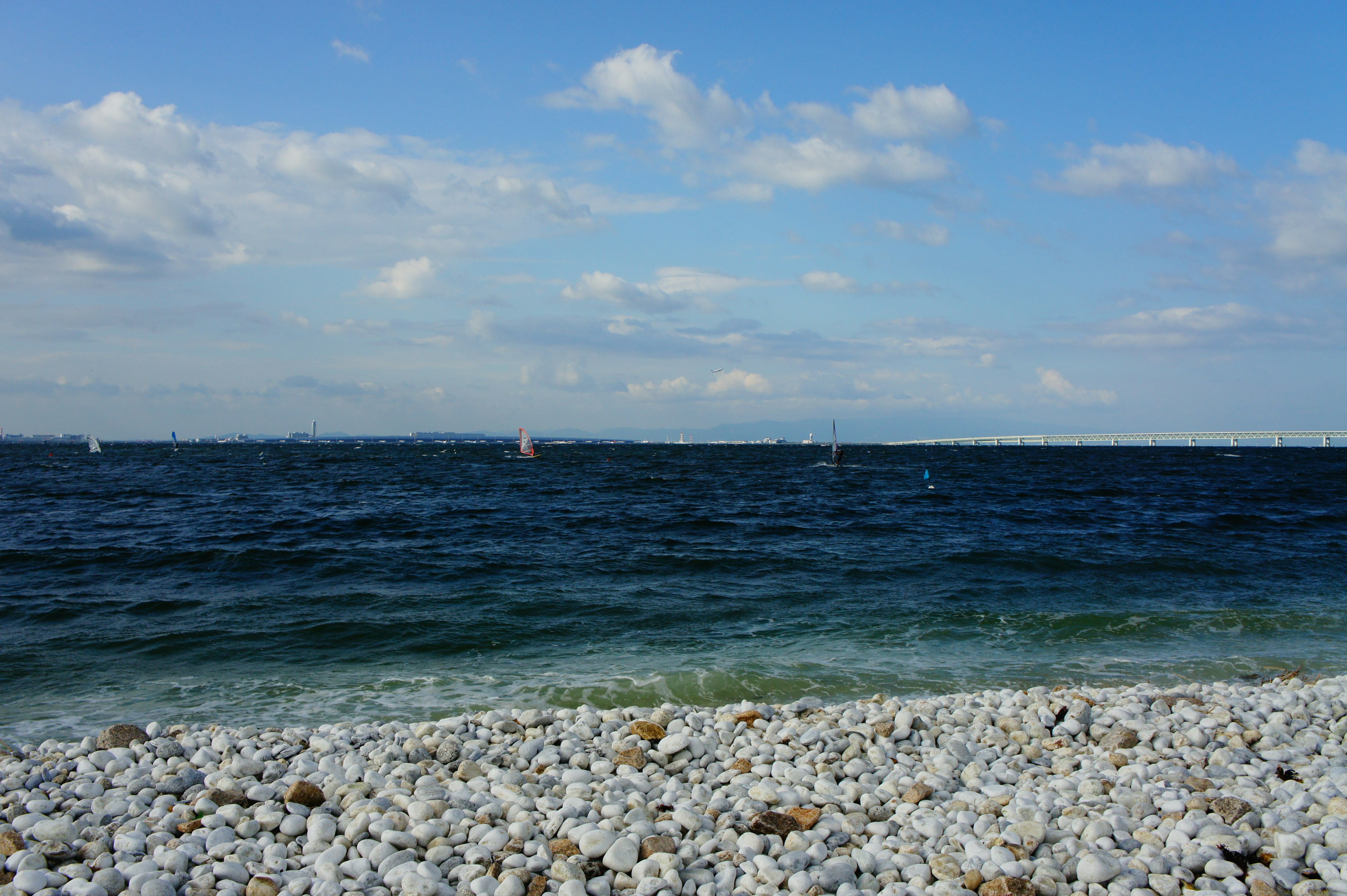 白い小石のビーチと青い海が広がる風景