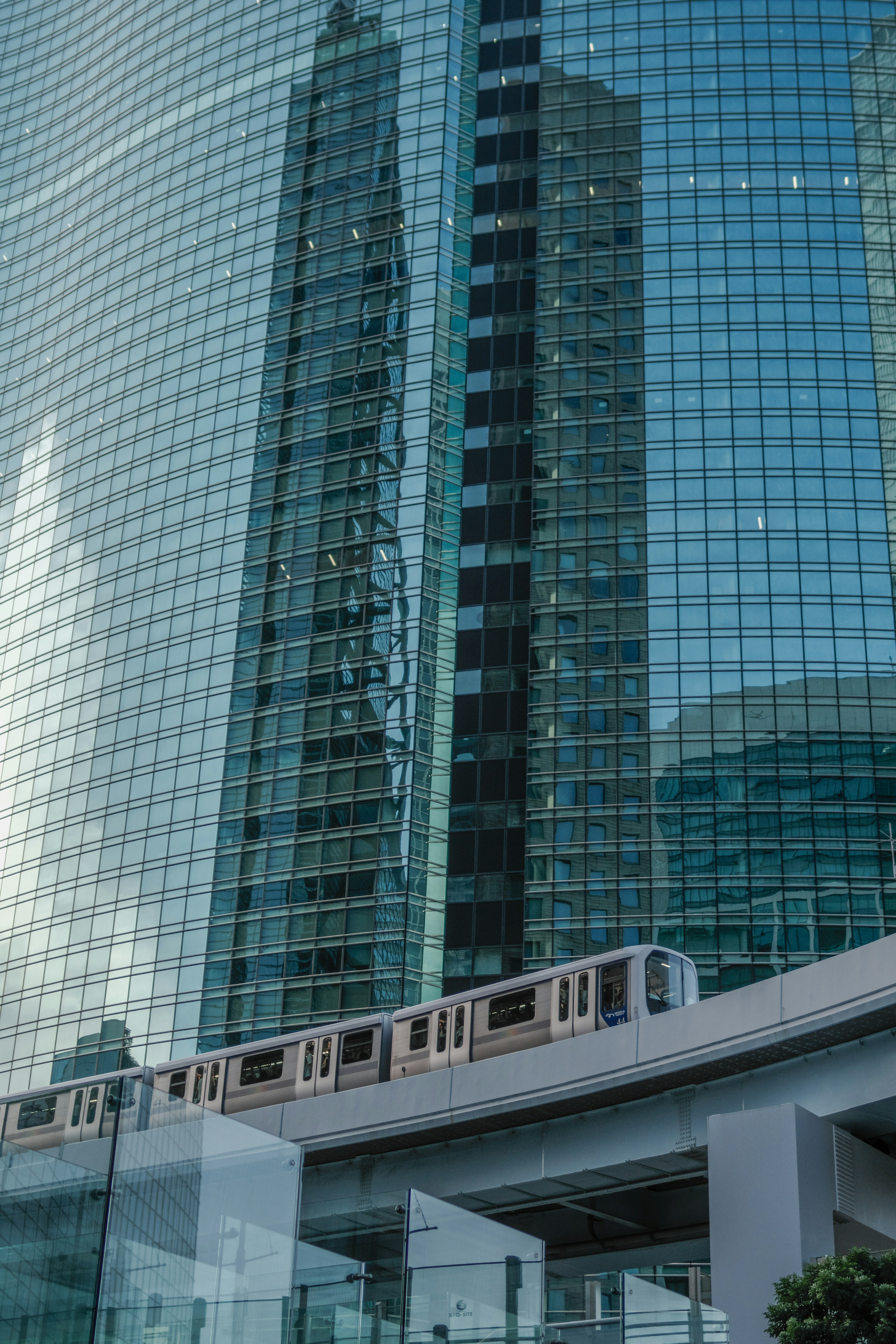 Réflexion de gratte-ciels en verre avec un monorail