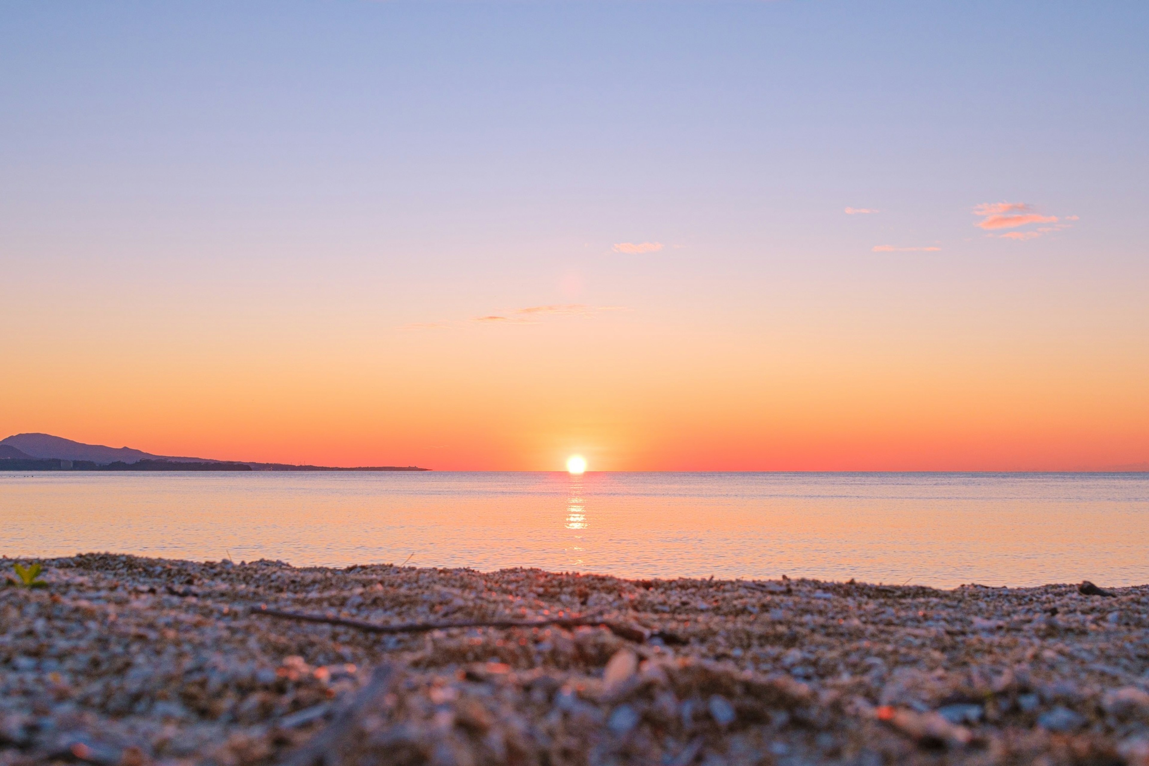 Bellissimo paesaggio di una spiaggia calma con un tramonto