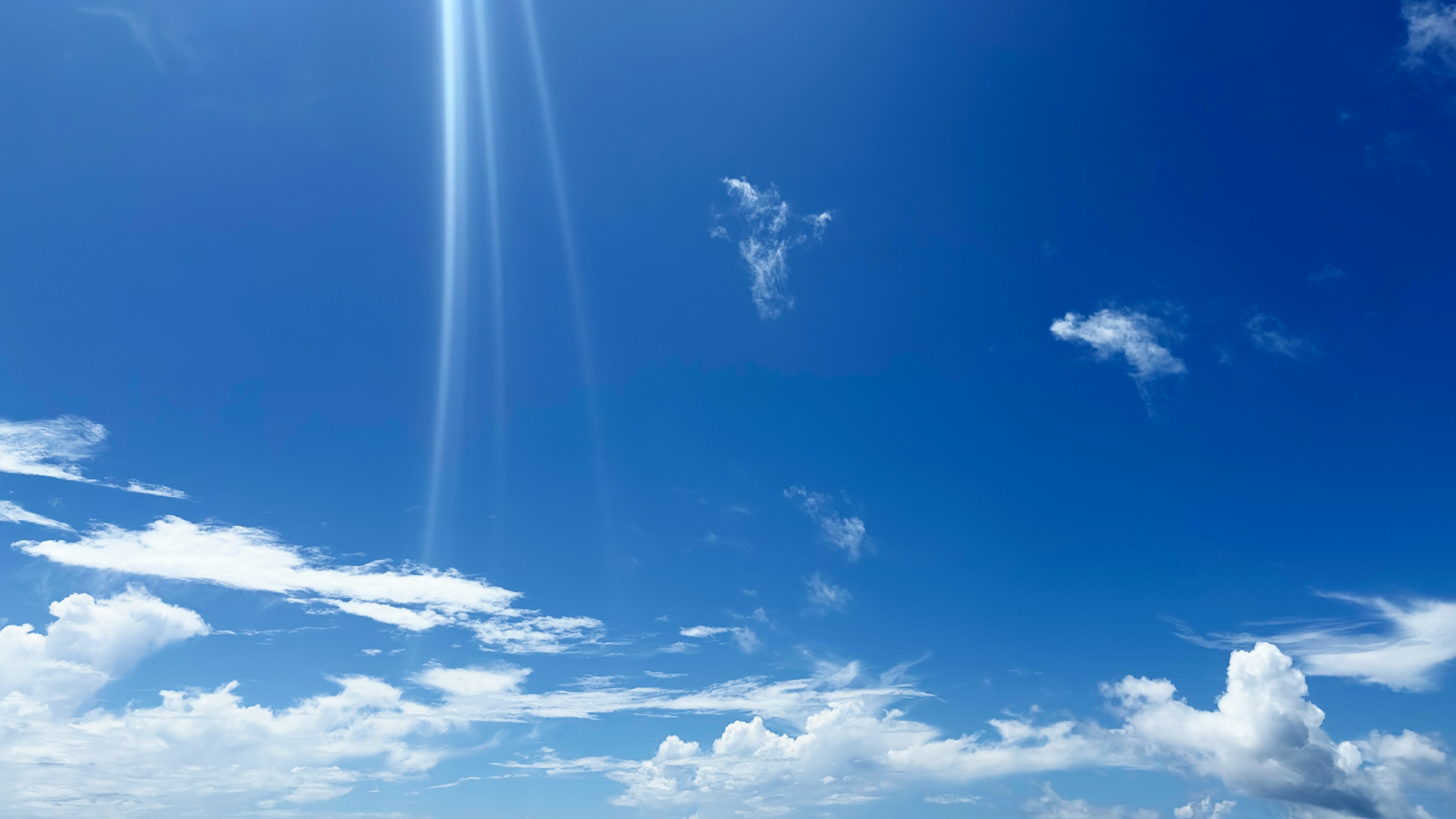 青空に白い雲が浮かぶ光景