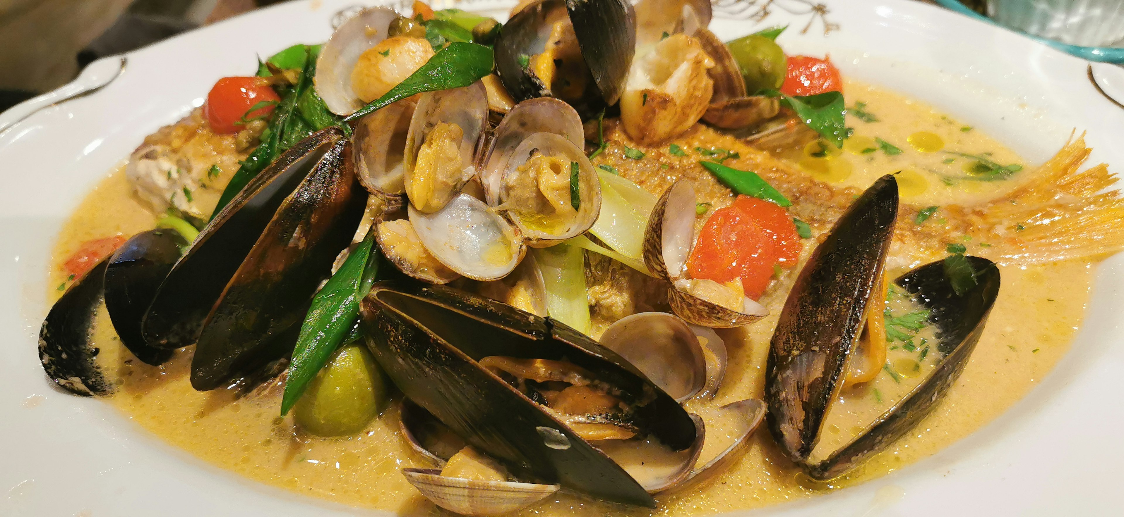 Plato de mariscos con almejas y mejillones acompañado de verduras