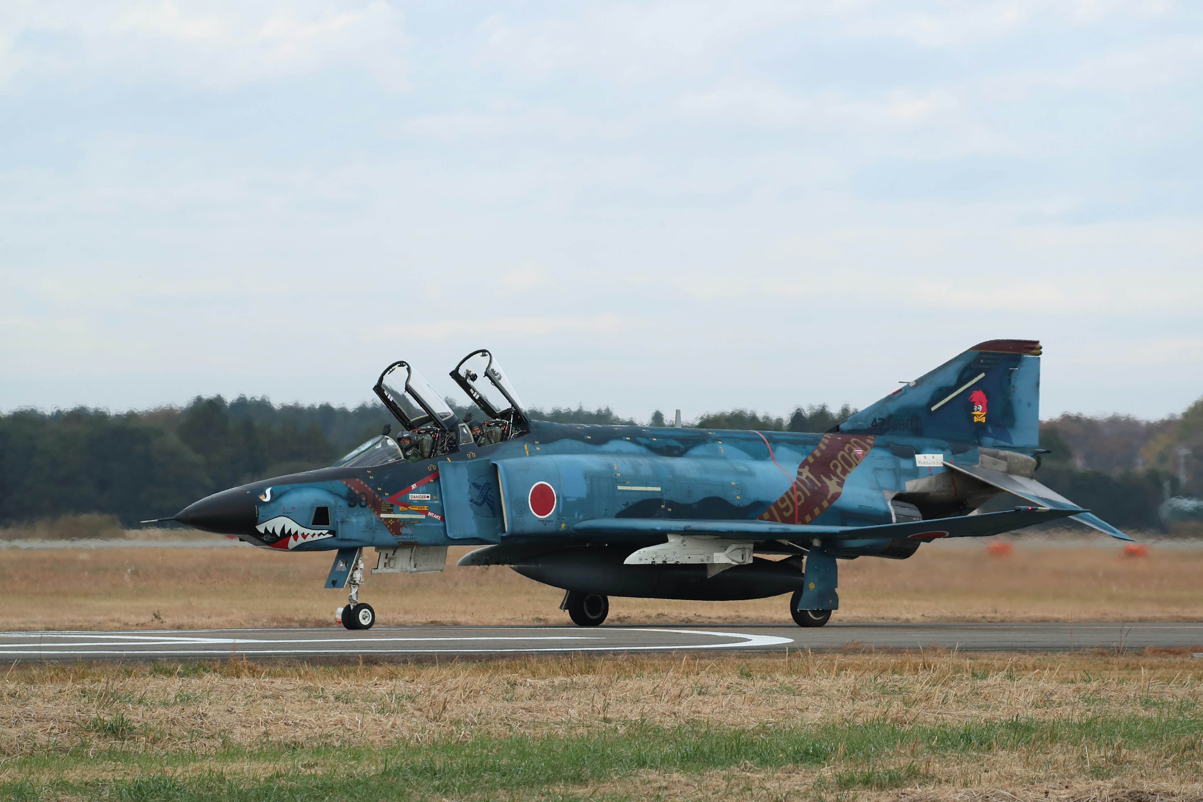 เครื่องบินรบ F-4 Phantom สีน้ำเงินอยู่บนรันเวย์