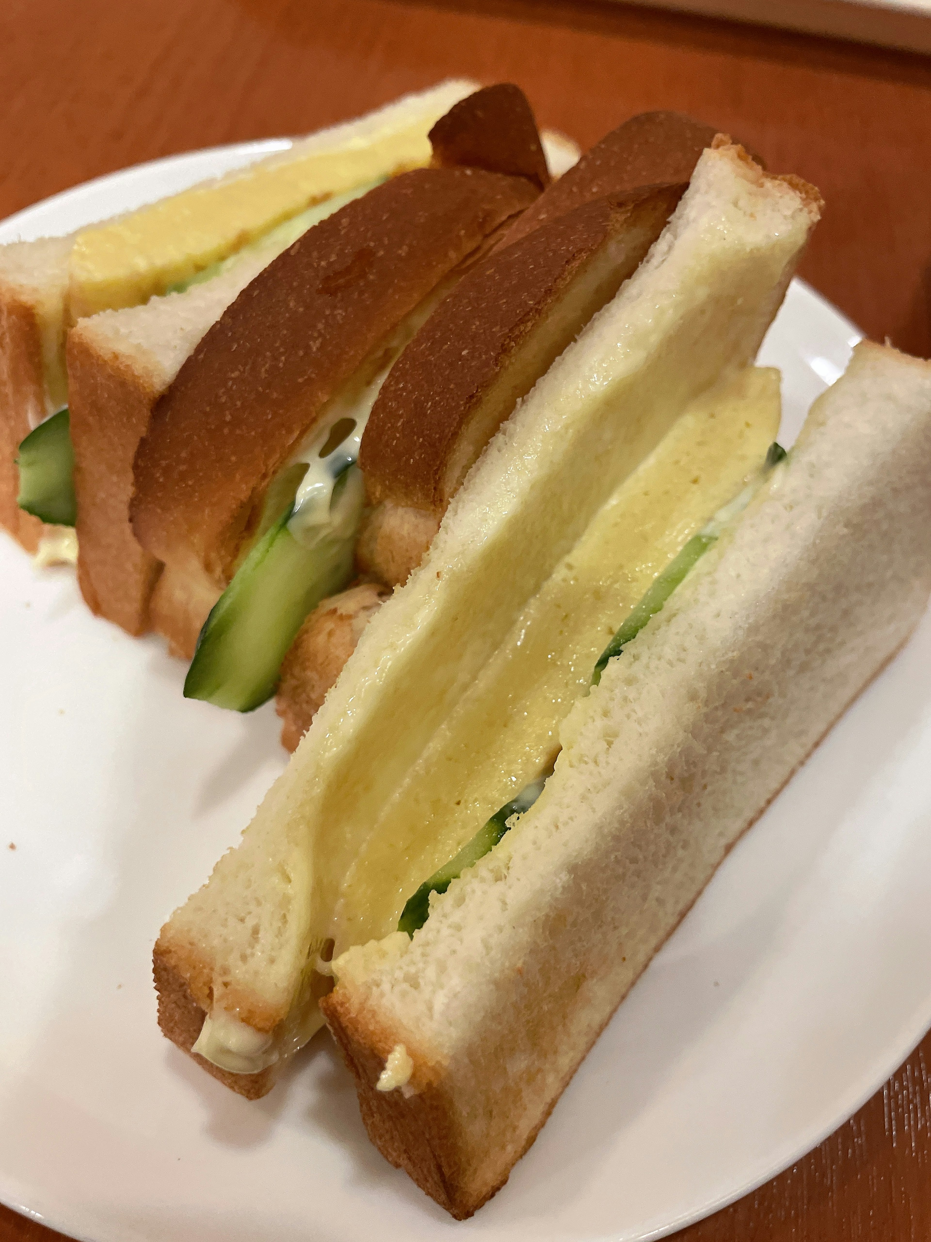 Một đĩa bánh sandwich với các loại bánh mì và nhân khác nhau