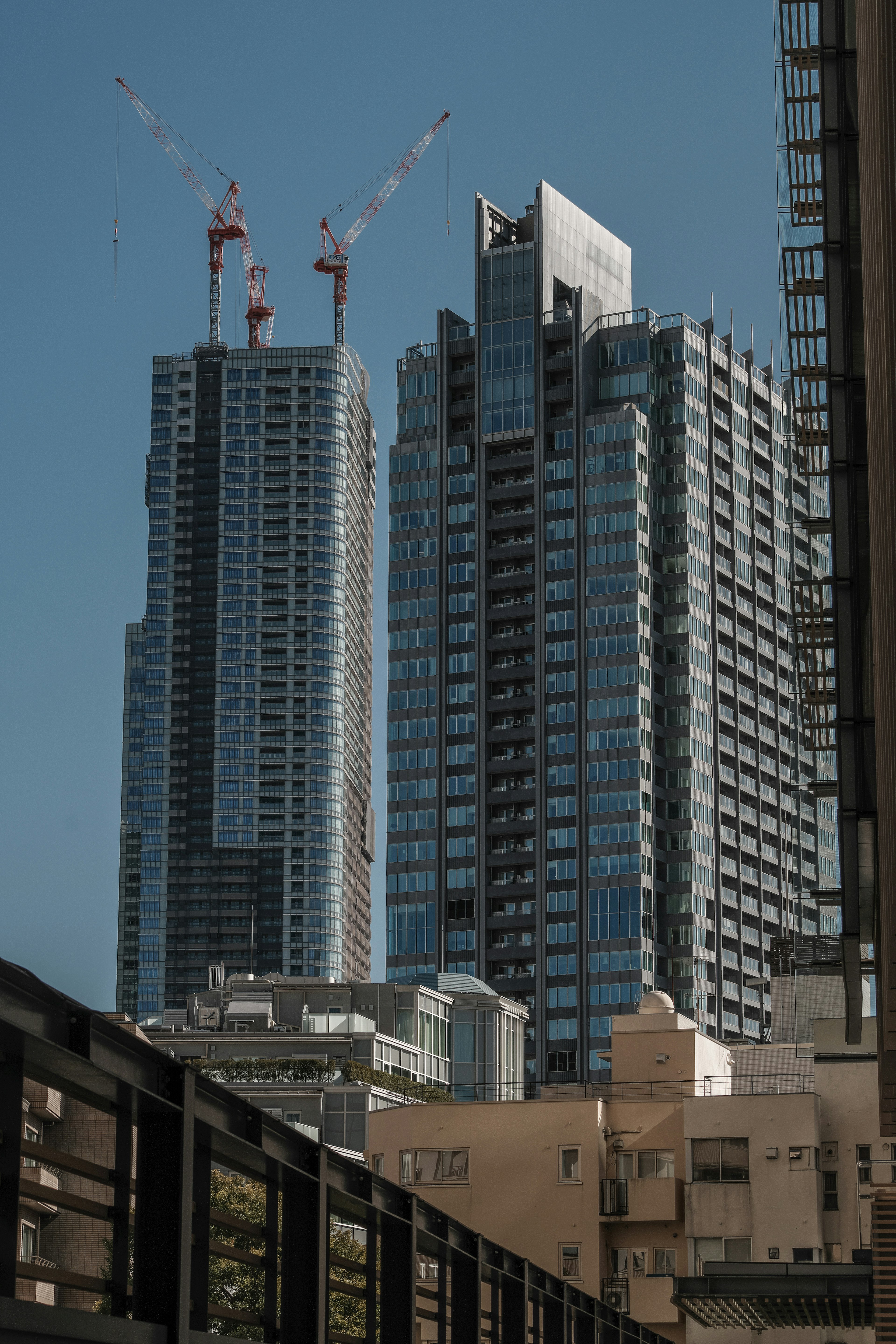 Skyline urbana con grattacieli in costruzione e architettura moderna