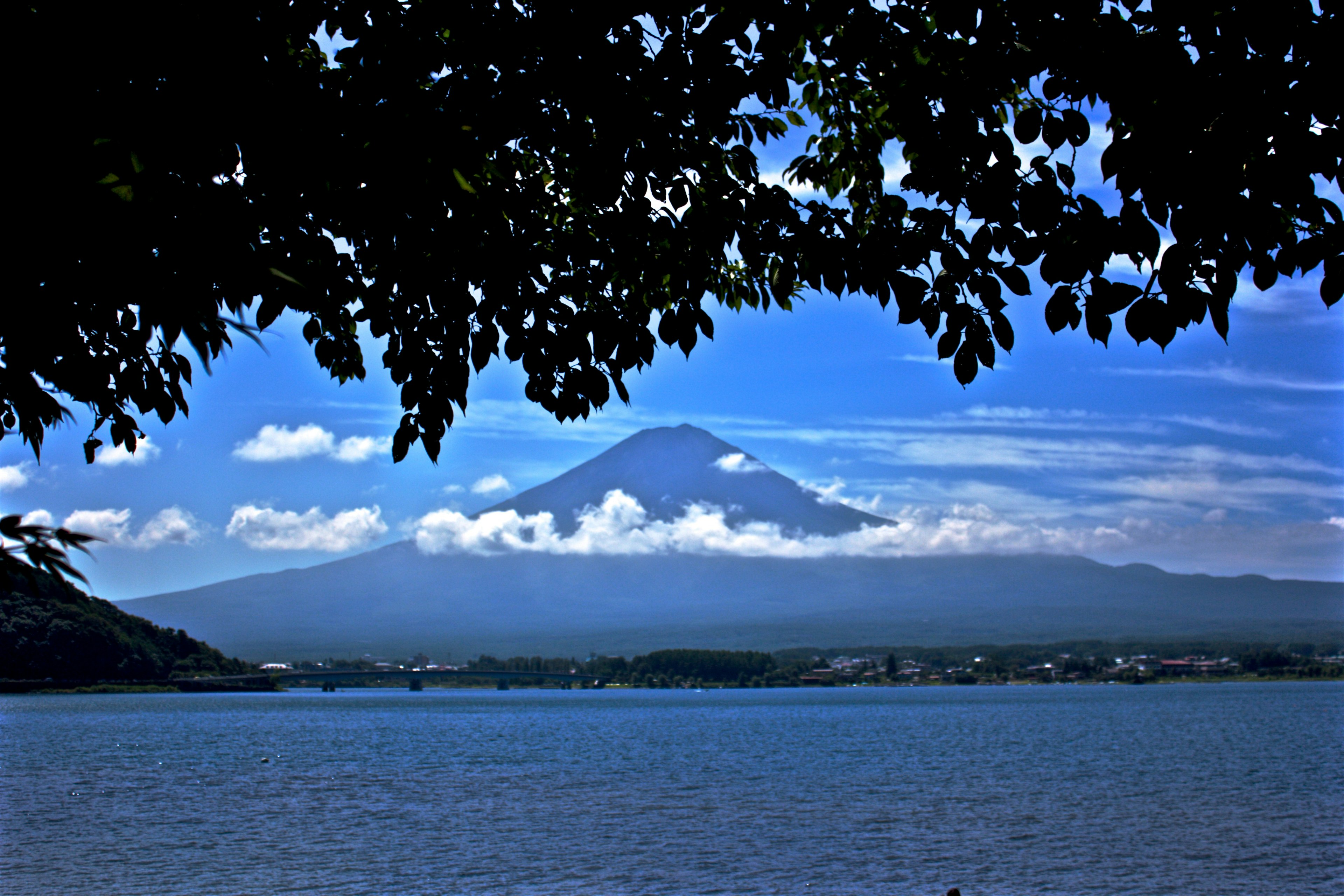 富士山在湖边的景色，蓝天和云朵