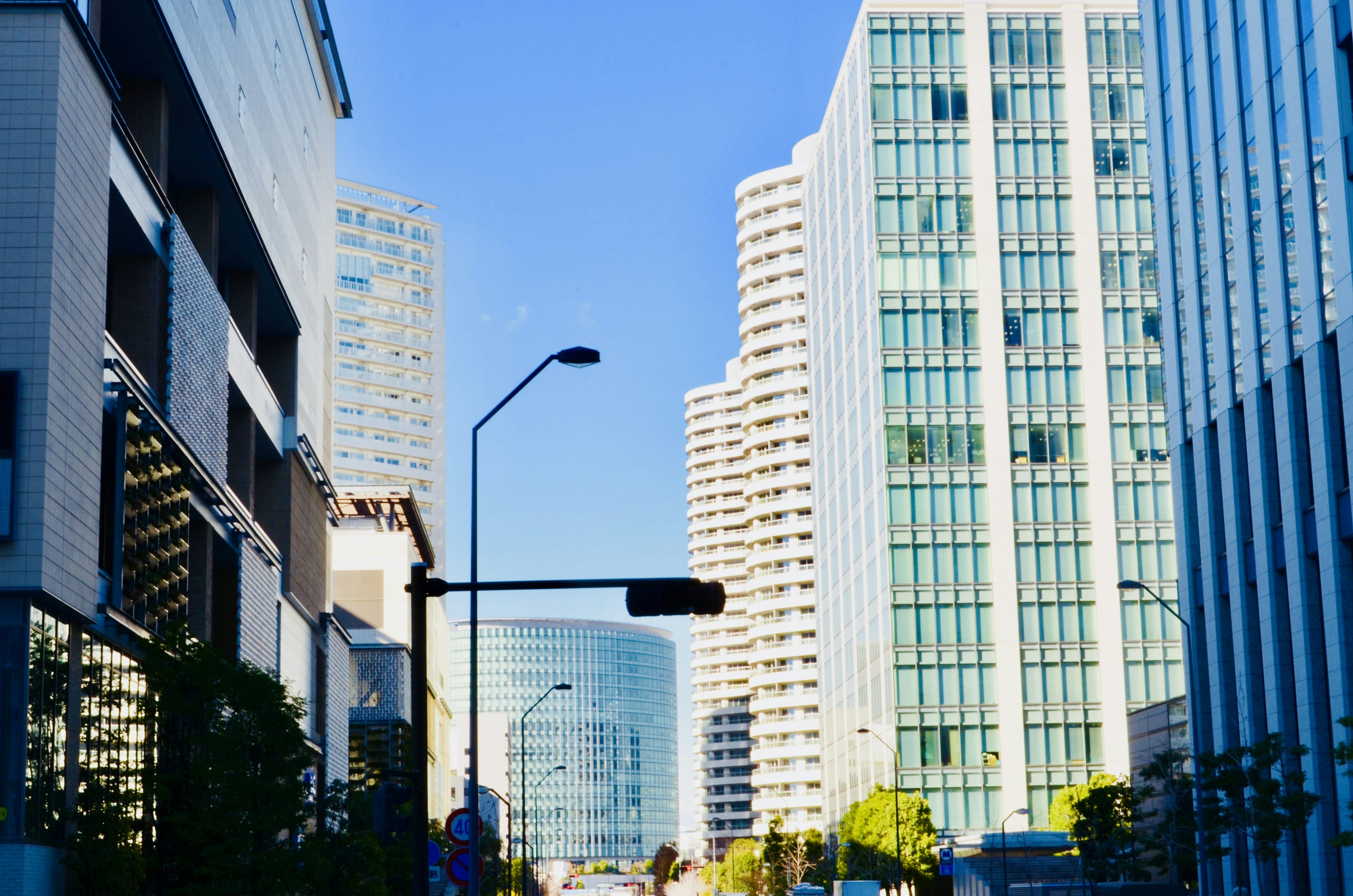 Stadtansicht mit modernen Glasgebäuden unter einem klaren blauen Himmel