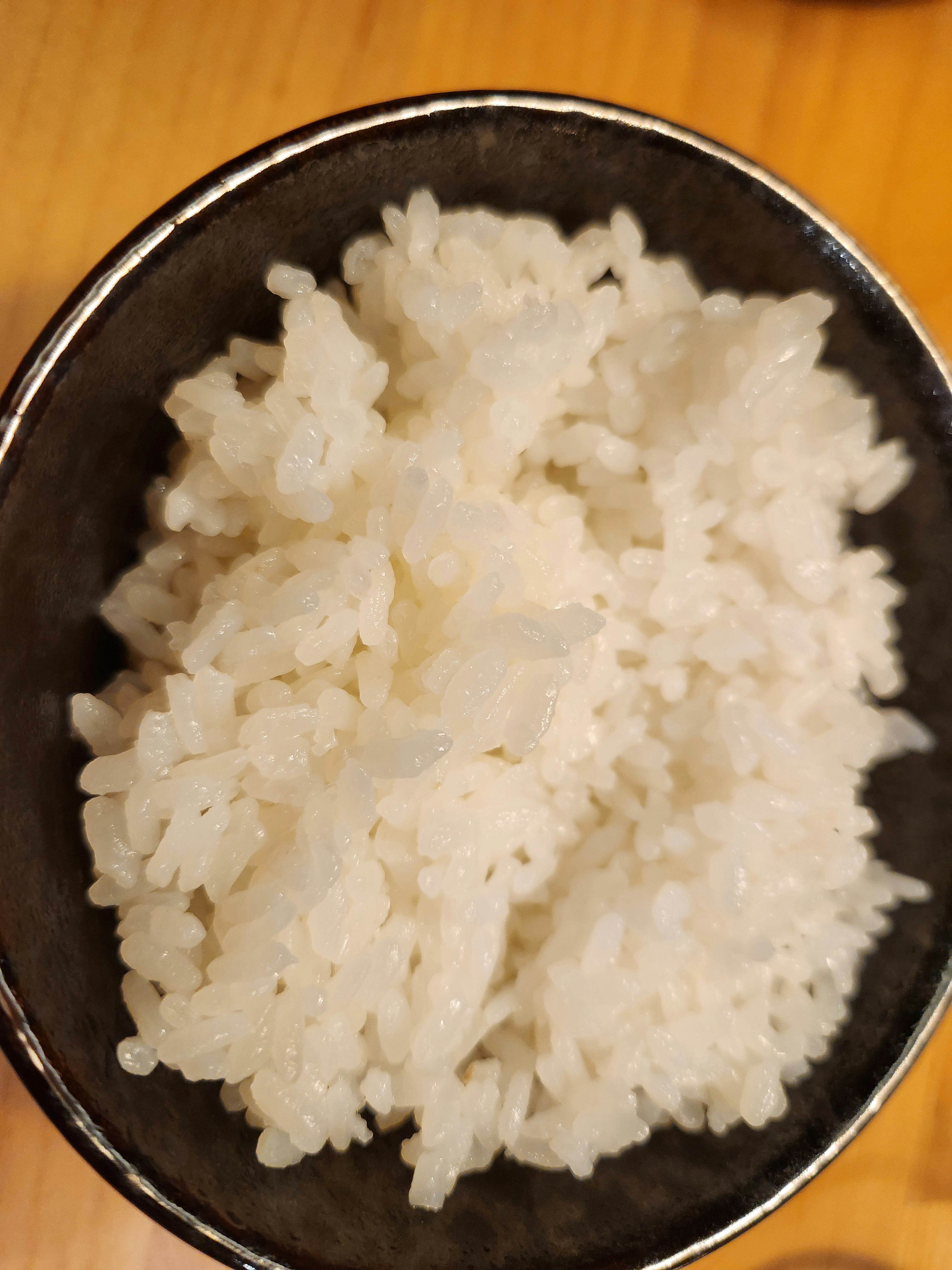 Un tazón de arroz blanco esponjoso