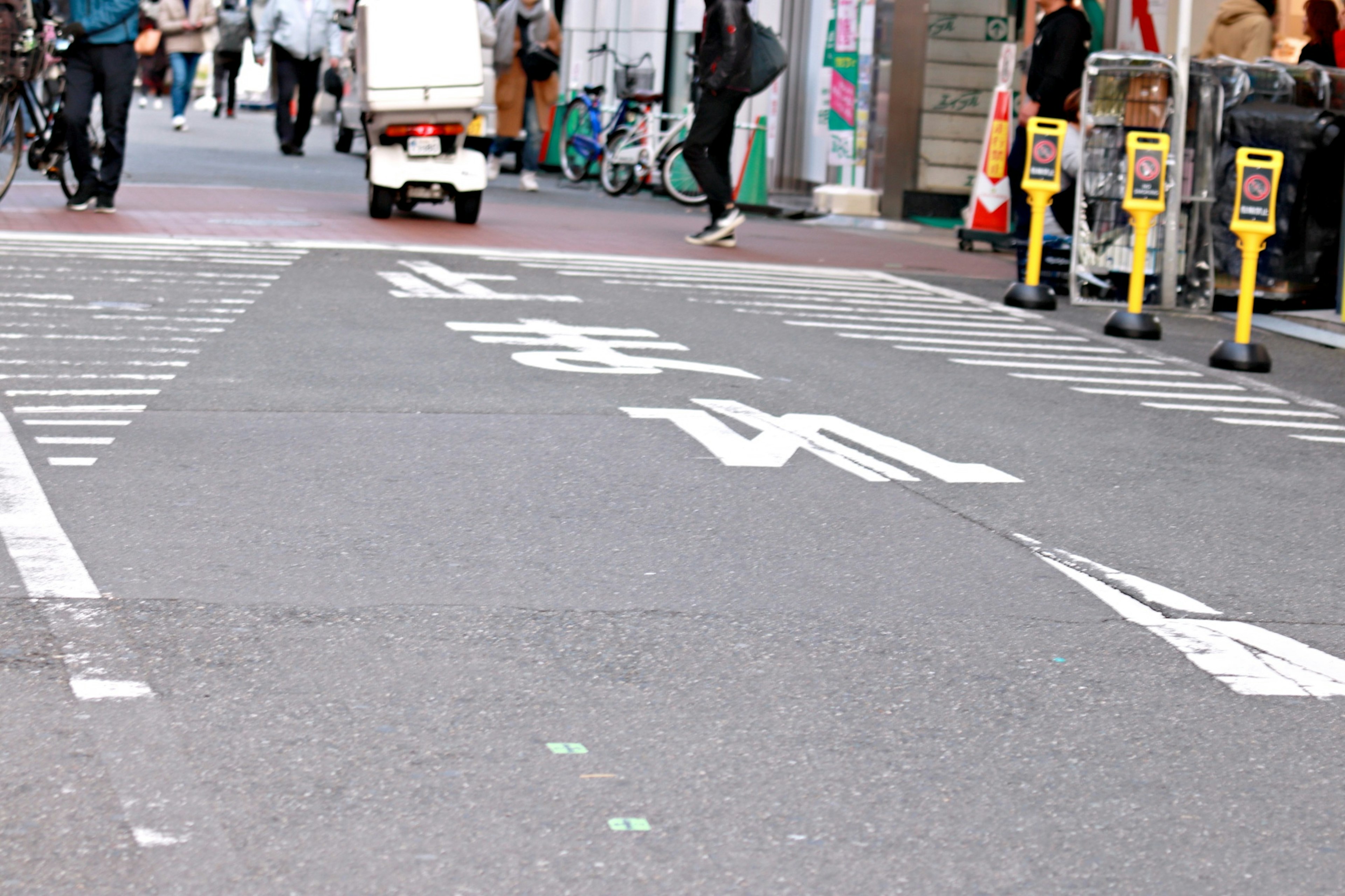 ป้ายถนนคนเดินพร้อมจักรยานและรถยนต์