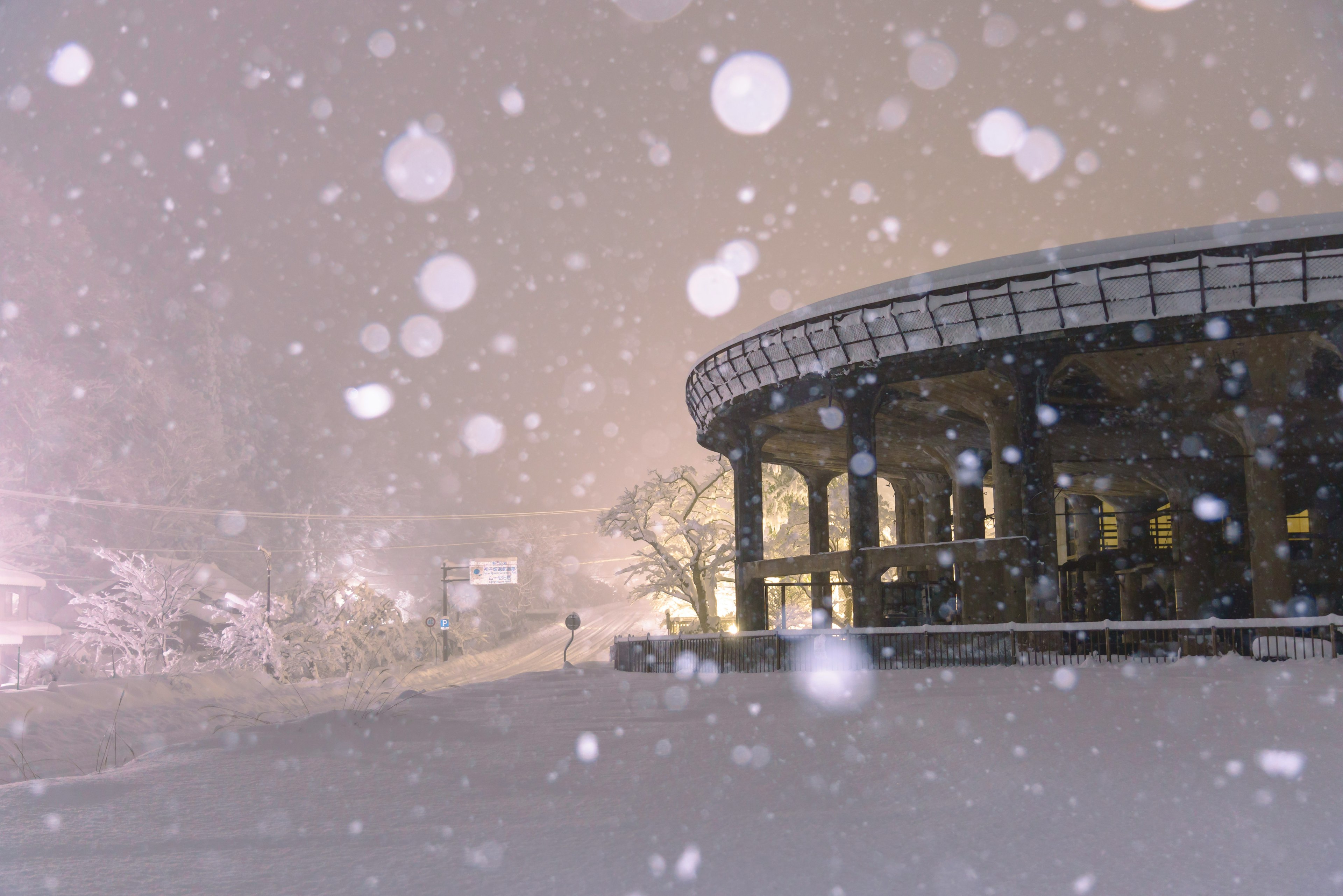 Schneebedeckte Nachtlandschaft mit einem runden Gebäude