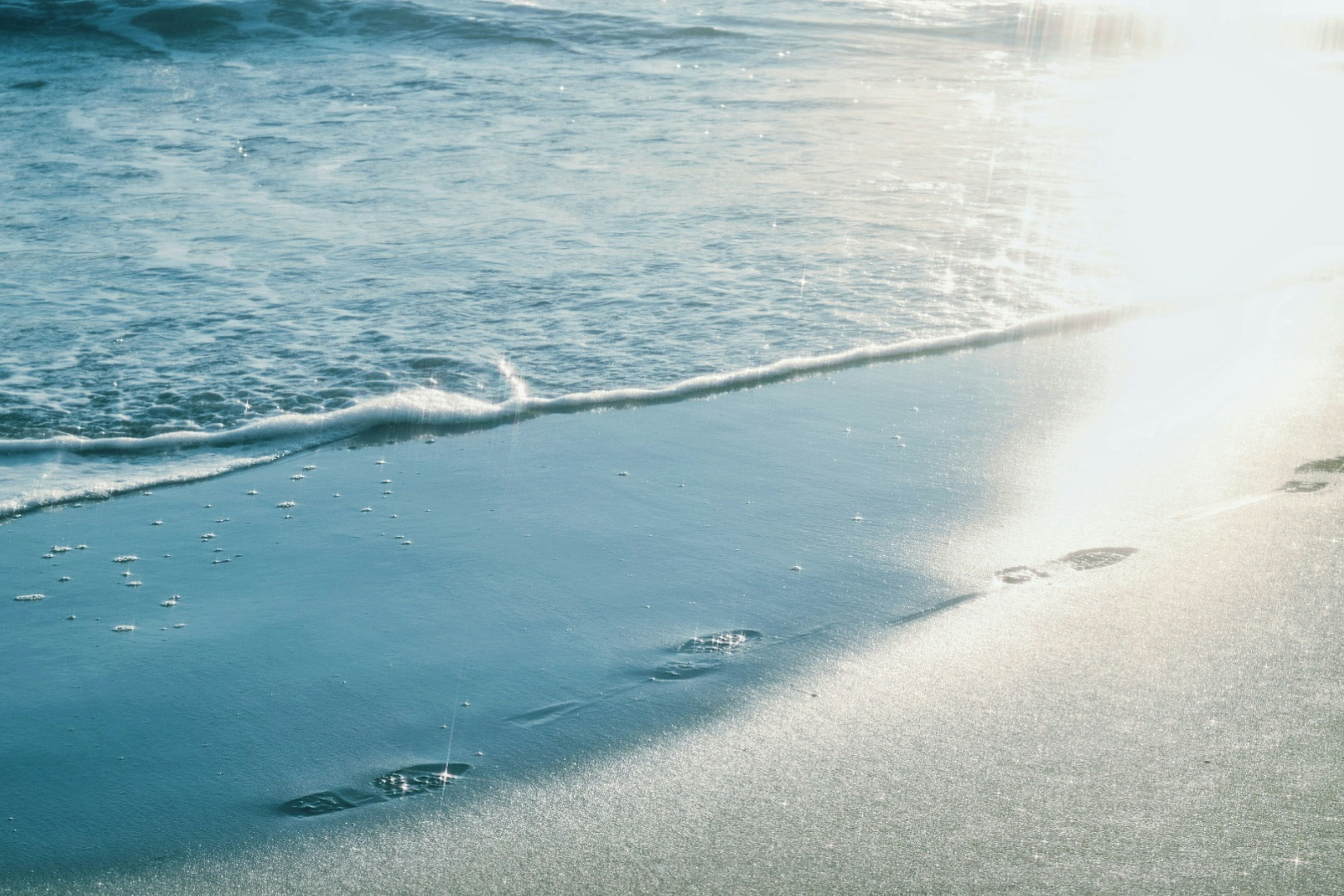 ทิวทัศน์ชายหาดที่เงียบสงบพร้อมคลื่นที่ซัดเข้าหาฝั่ง