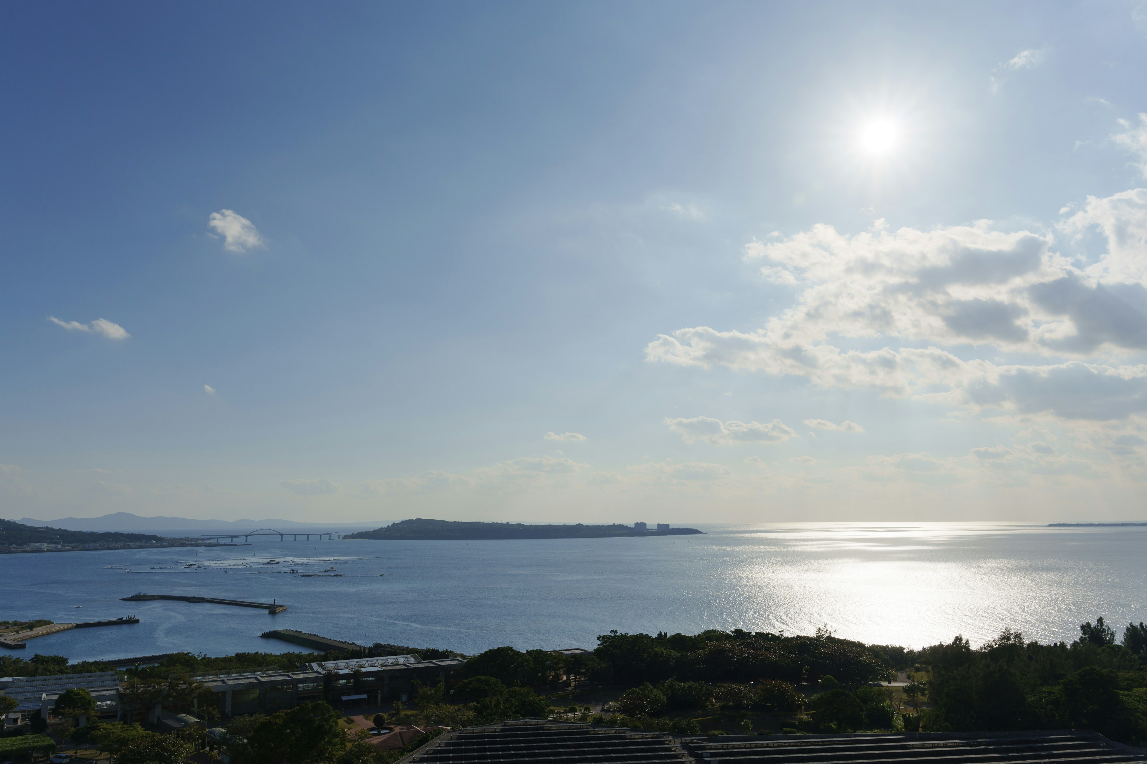 Hermoso paisaje de mar y cielo con luz solar