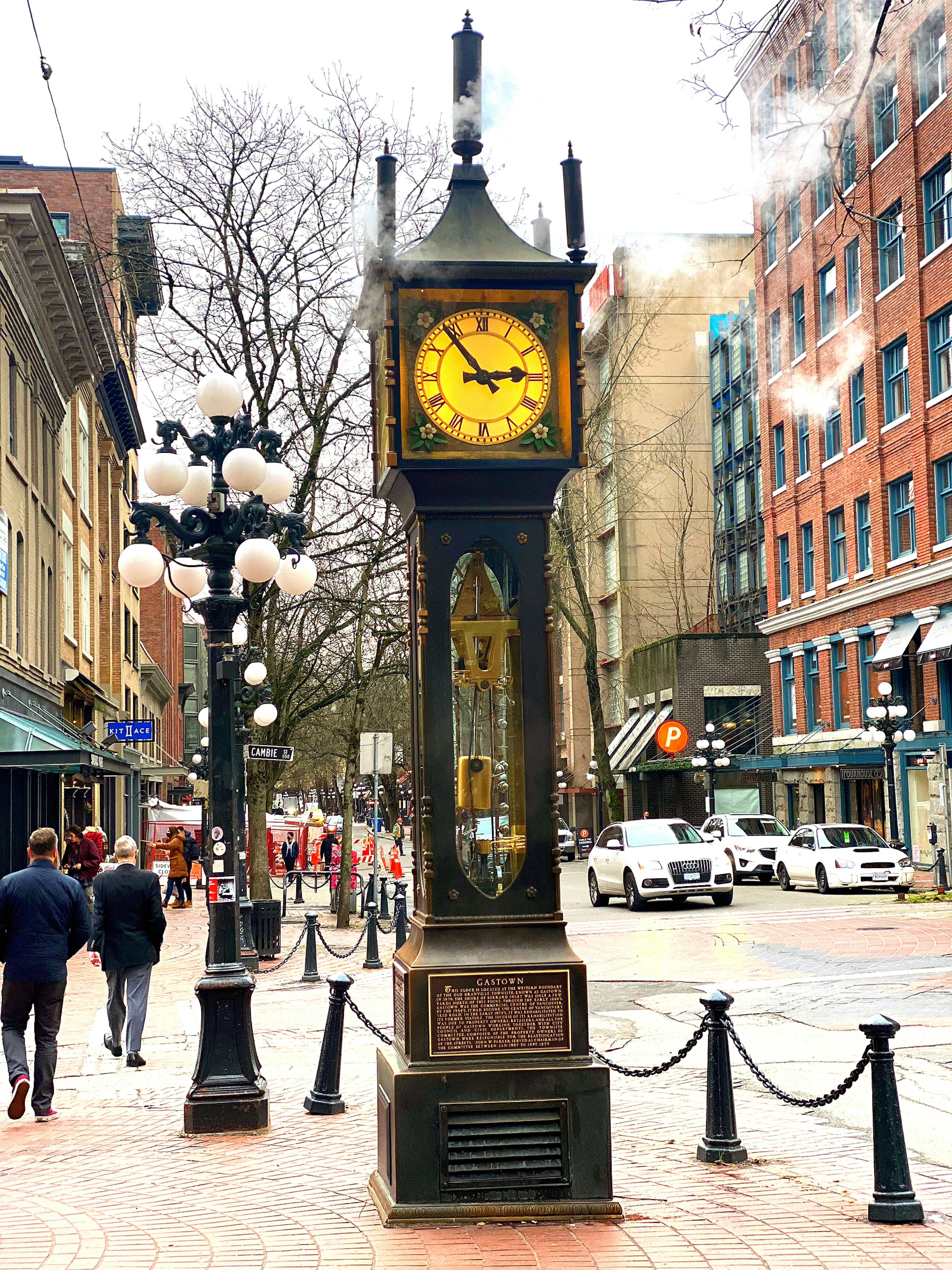 Reloj de vapor de Gastown en Vancouver con personas caminando cerca