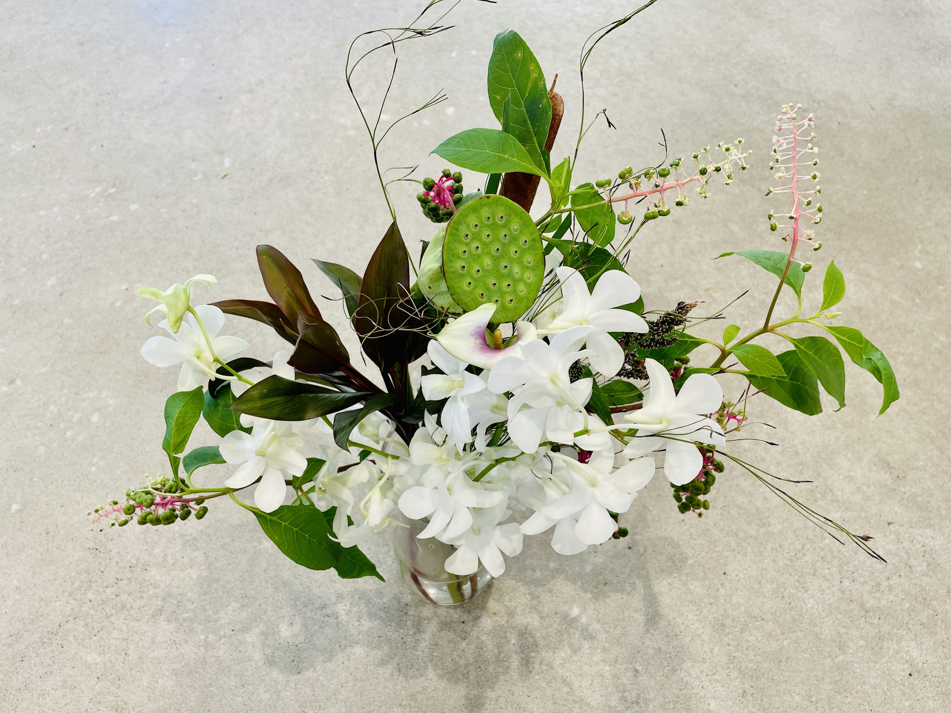 Un hermoso ramo con flores blancas y hojas verdes