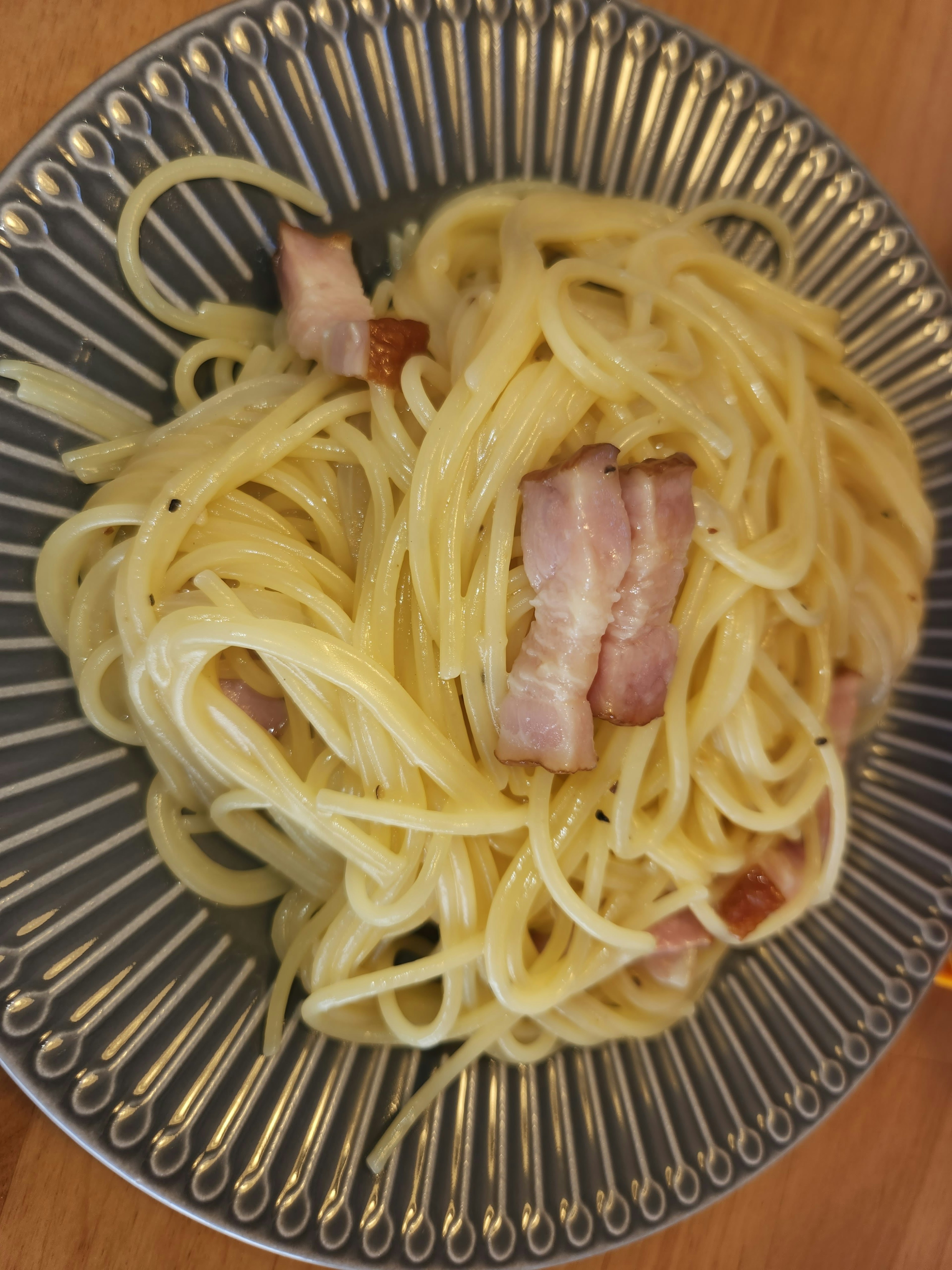 Pasta carbonara cremosa servida en un plato decorativo