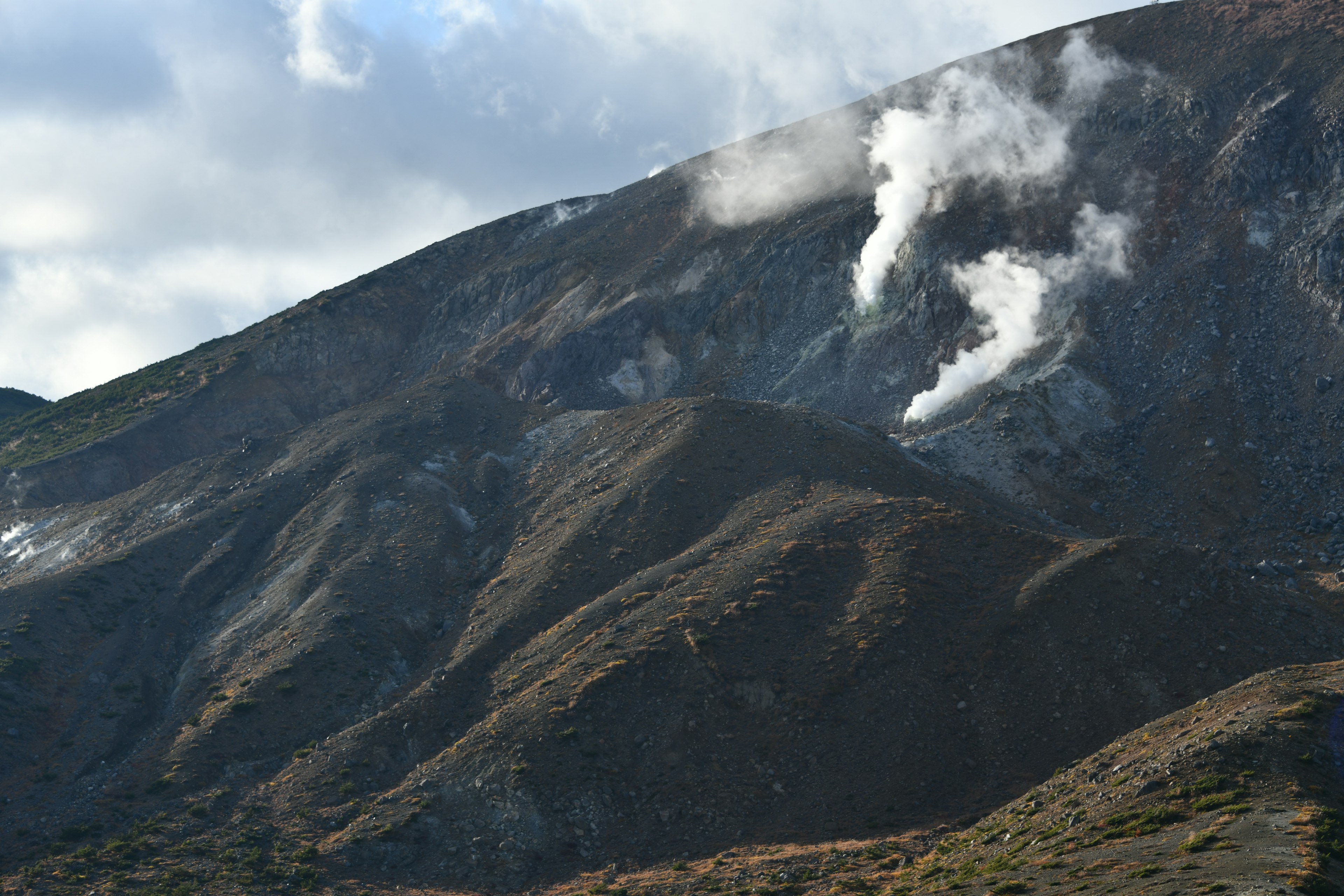 Paisaje montañoso con humo ascendiendo