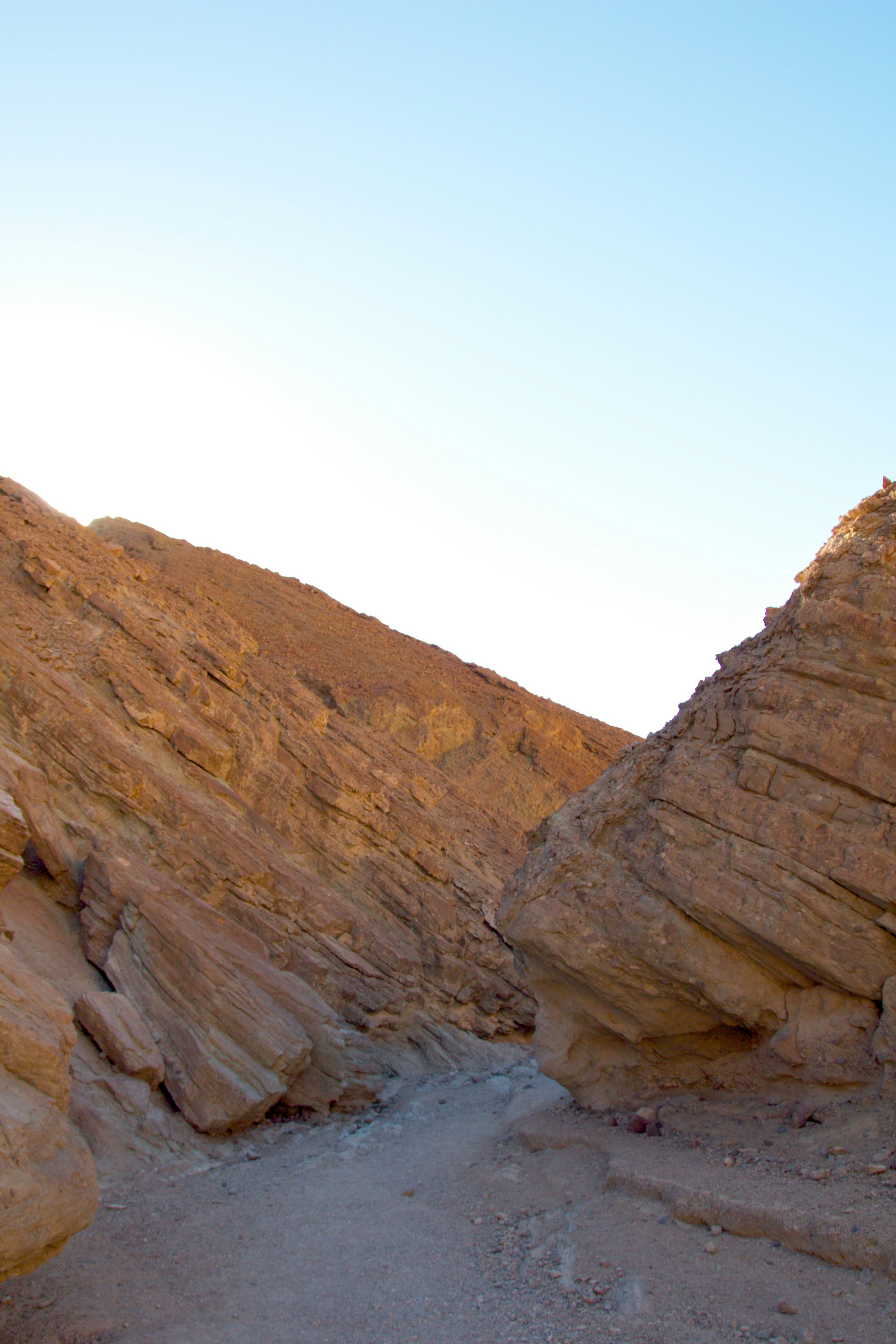 Paysage de canyon sec avec des couches de roche visibles