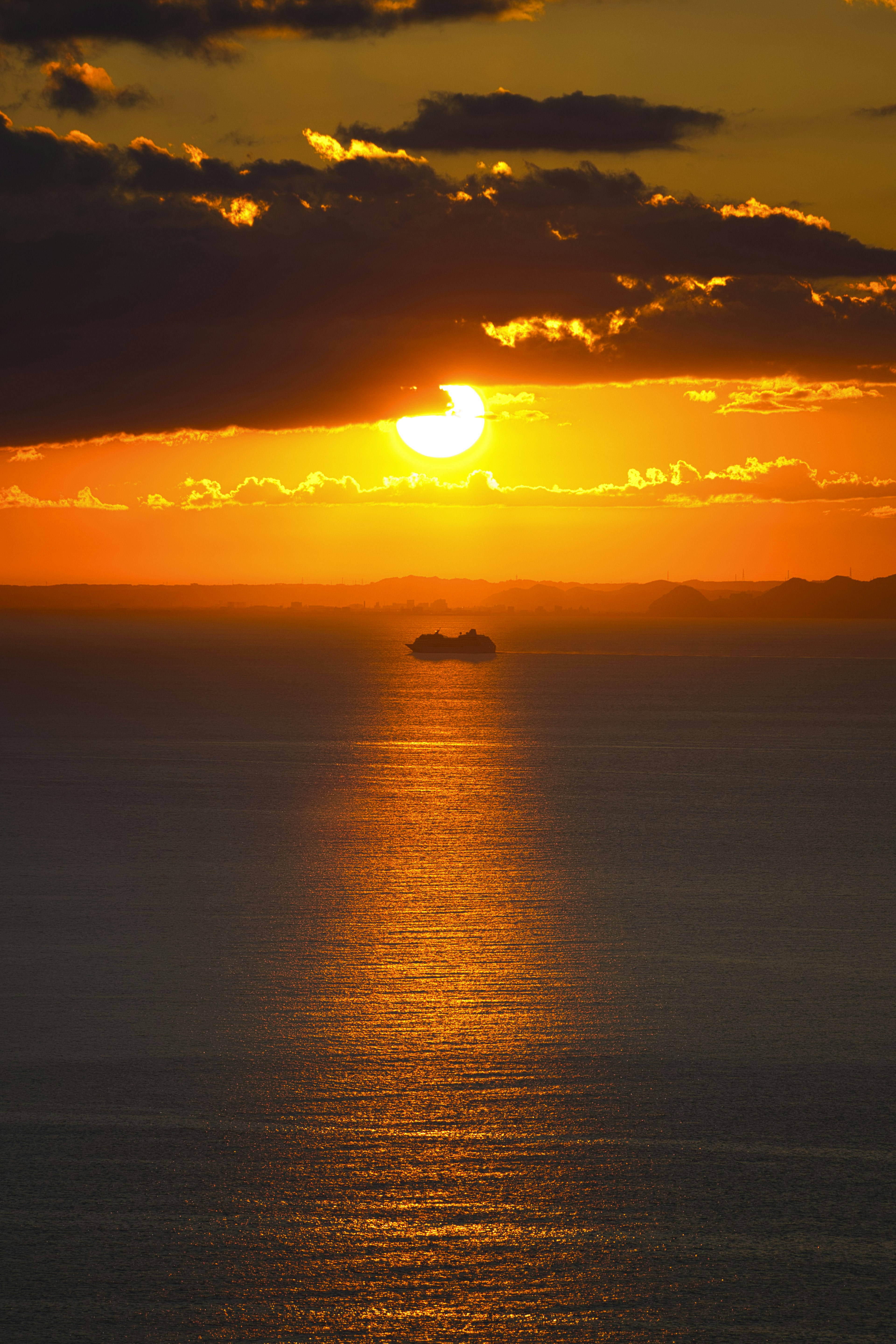 Beautiful sunset reflecting on the sea