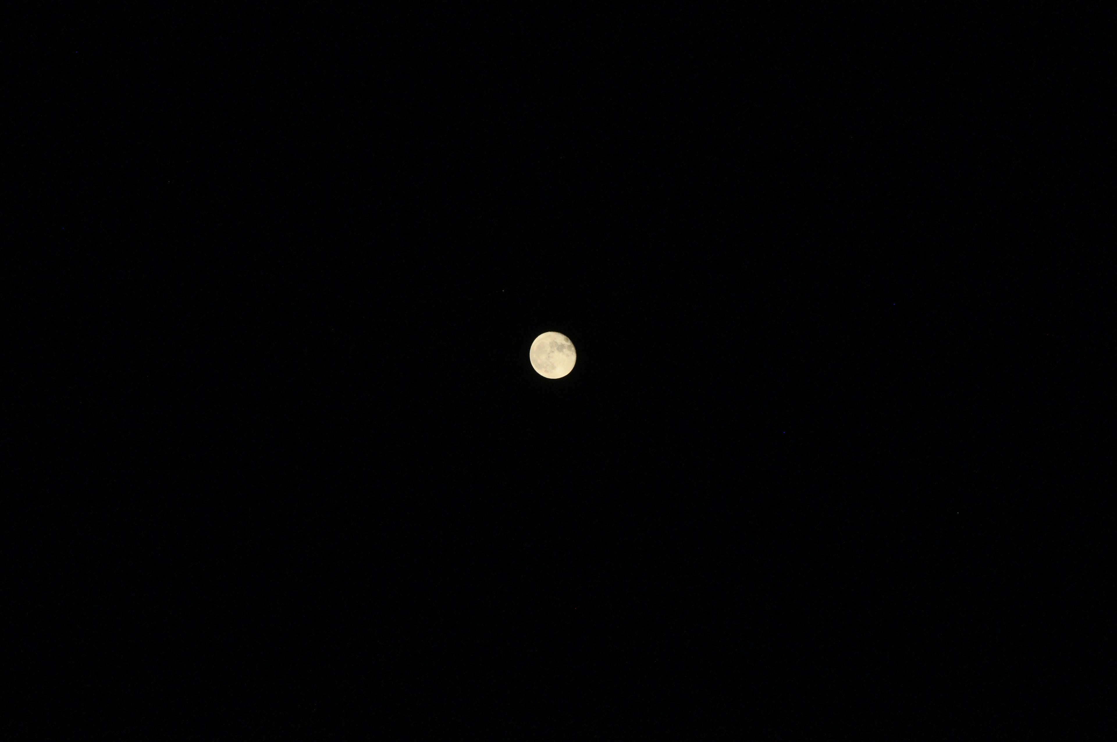 Bulan terang di langit malam