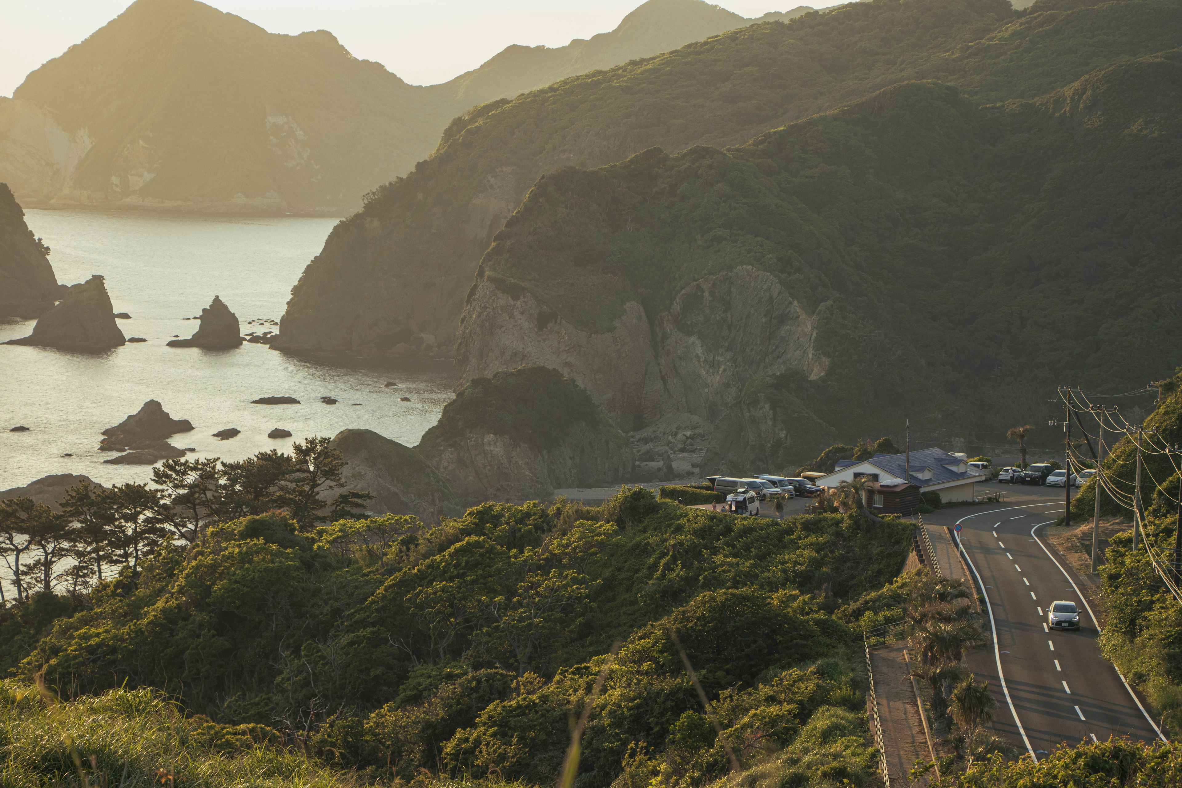沿海公路与岩石海岸的景观