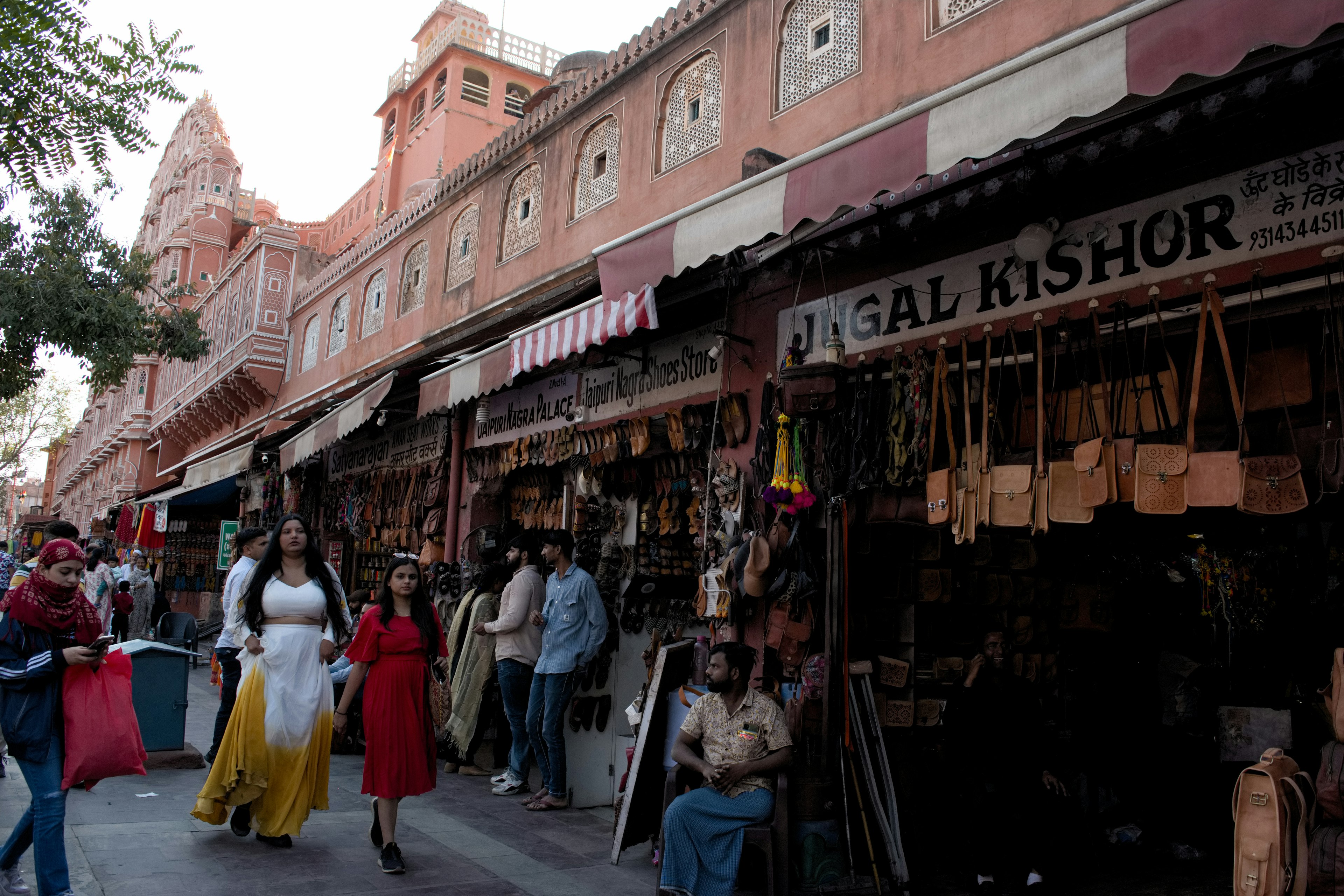 Orang-orang berbelanja di pasar berwarna-warni di Jaipur