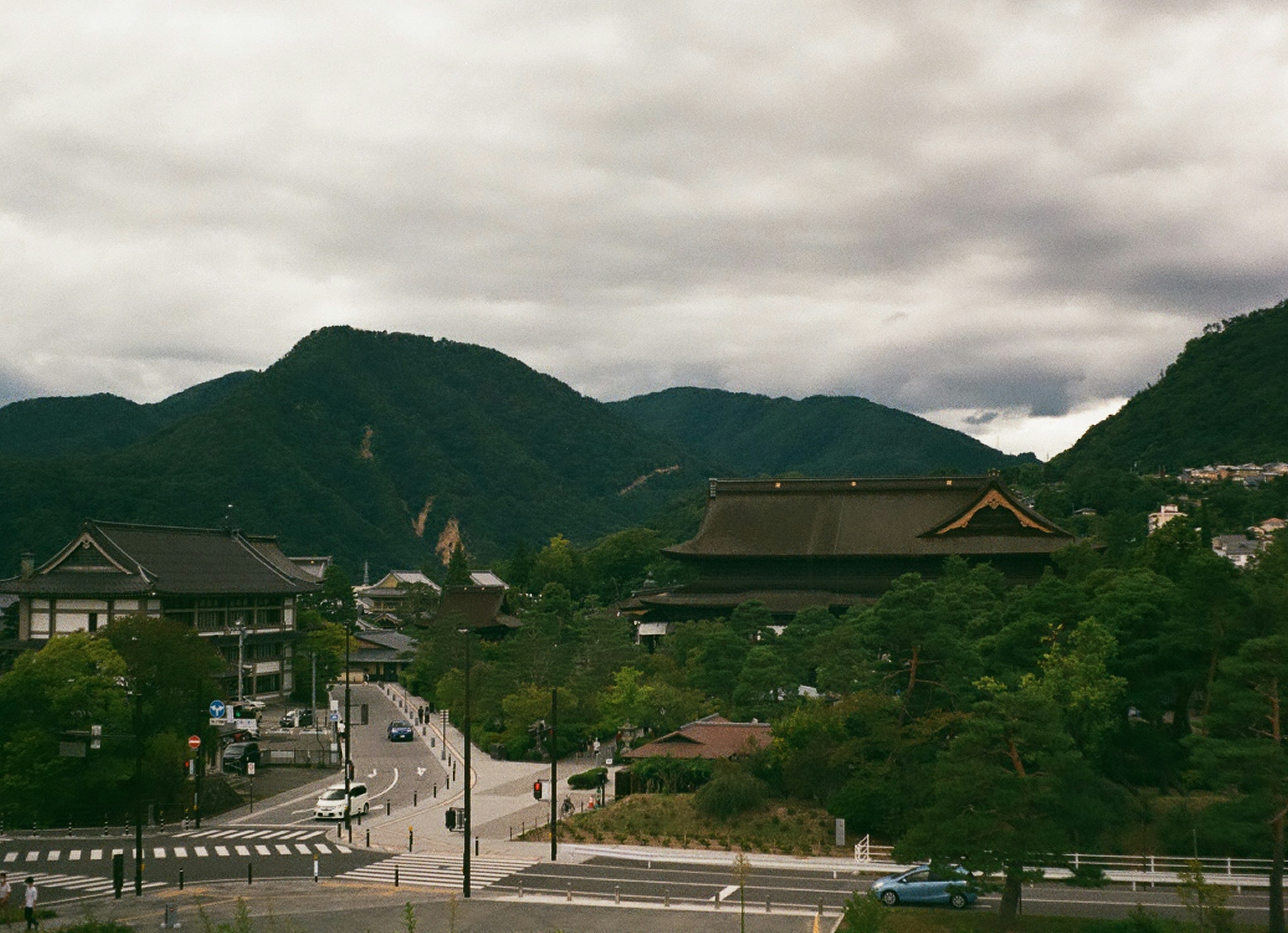 山々に囲まれた静かな街の風景と雲の多い空