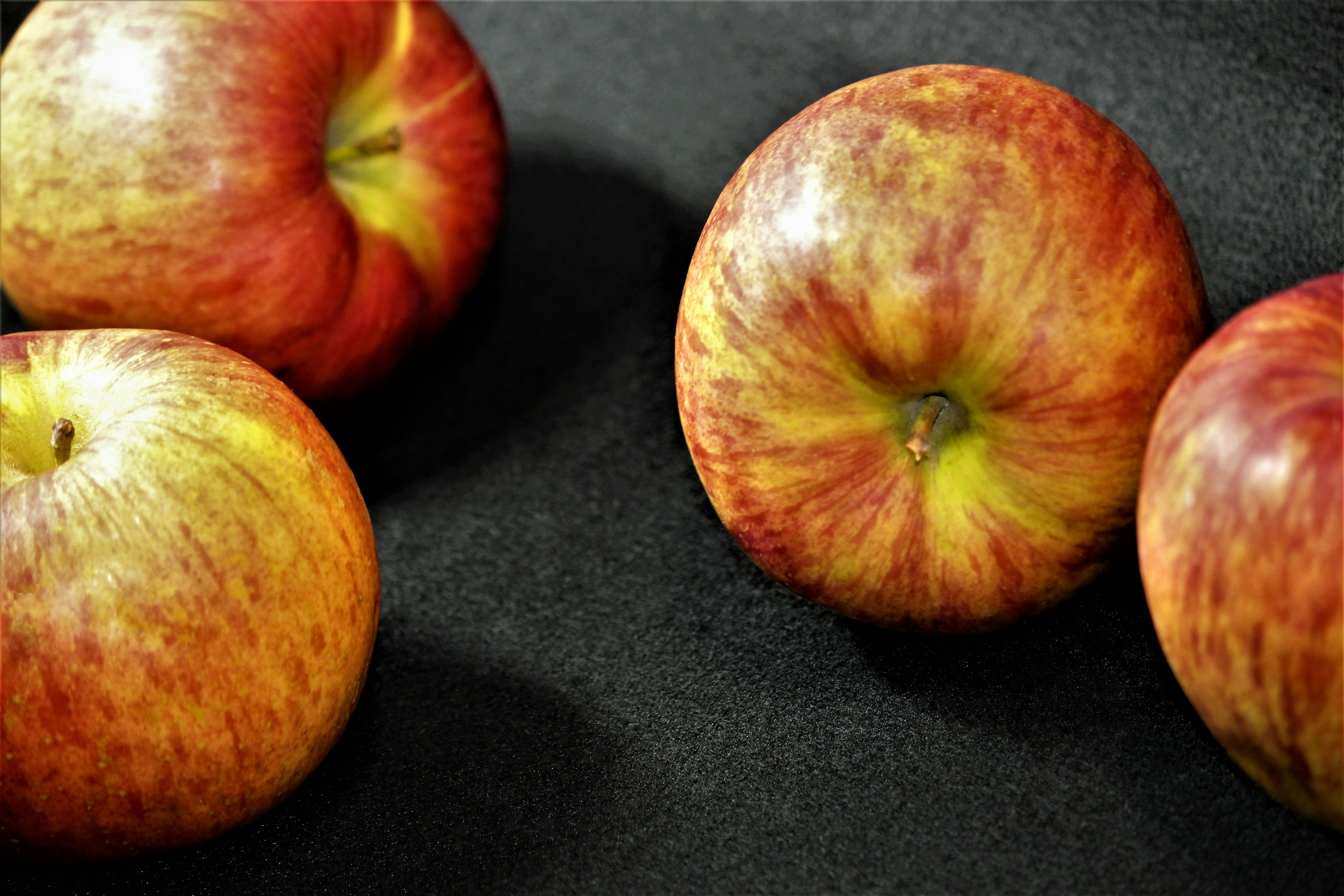 Lebendige rote Äpfel auf einem schwarzen Hintergrund