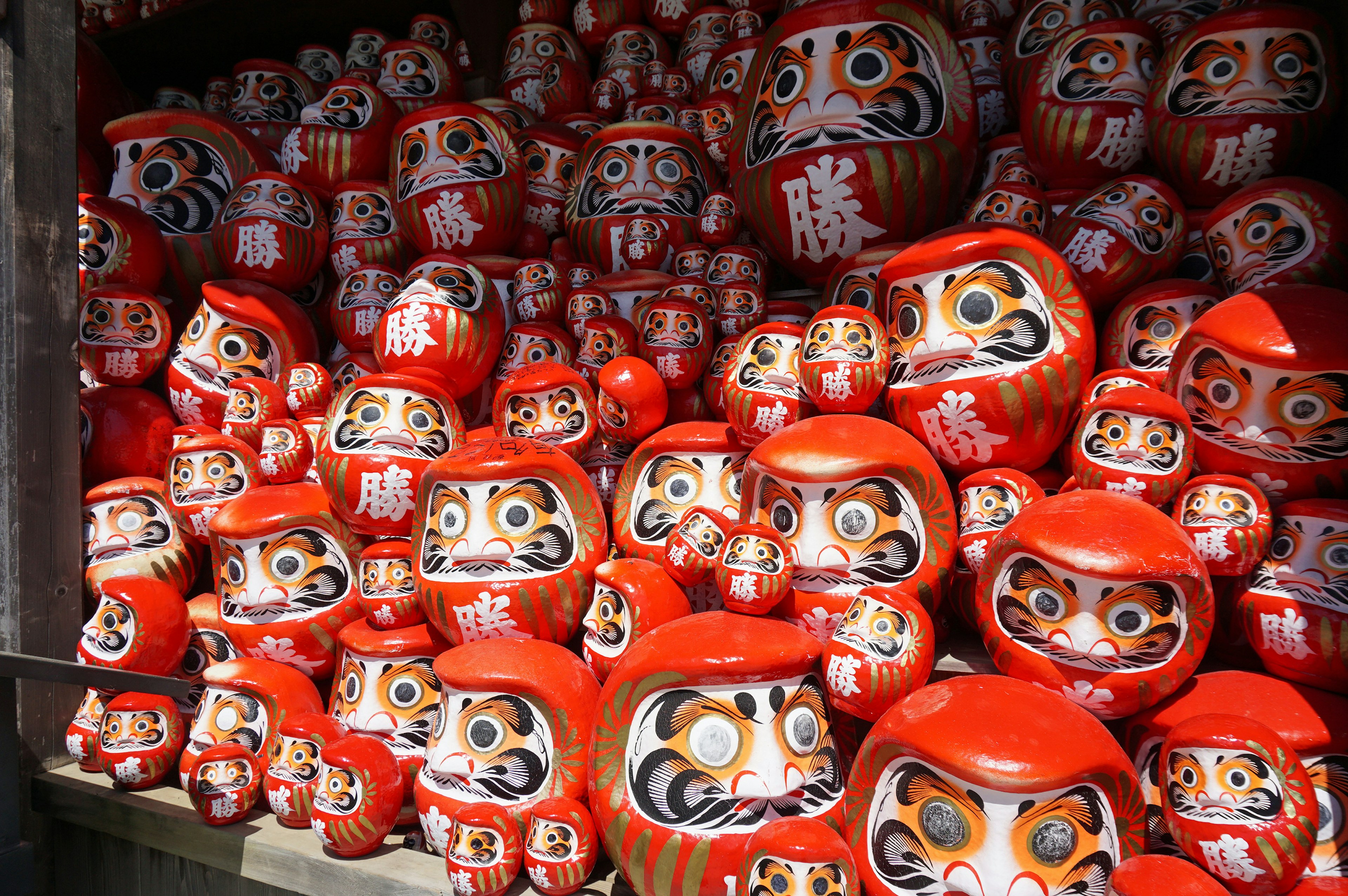 Una scena piena di numerose bambole Daruma rosse