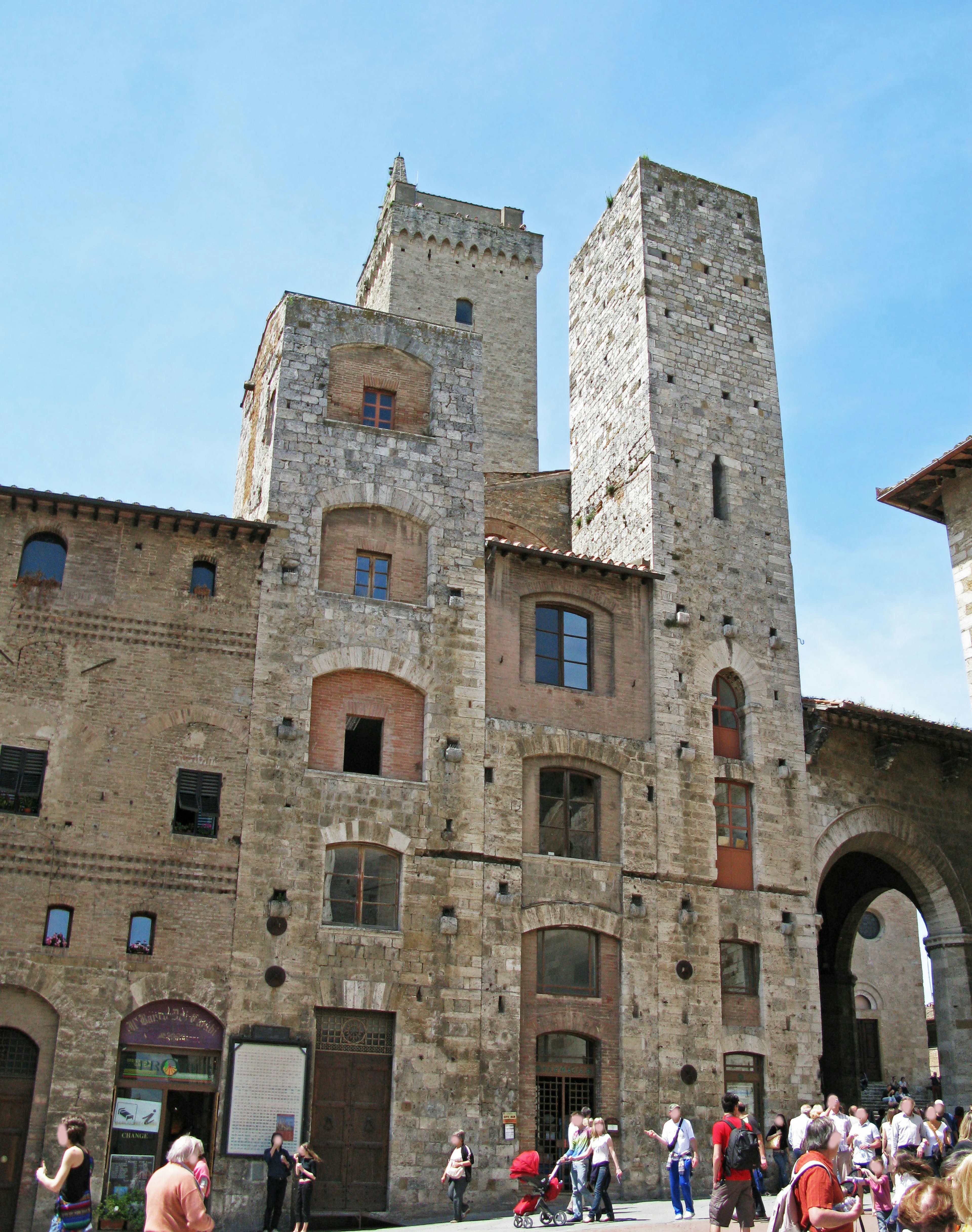 Landschaft von San Gimignano mit mittelalterlichen Türmen und Steingebäuden