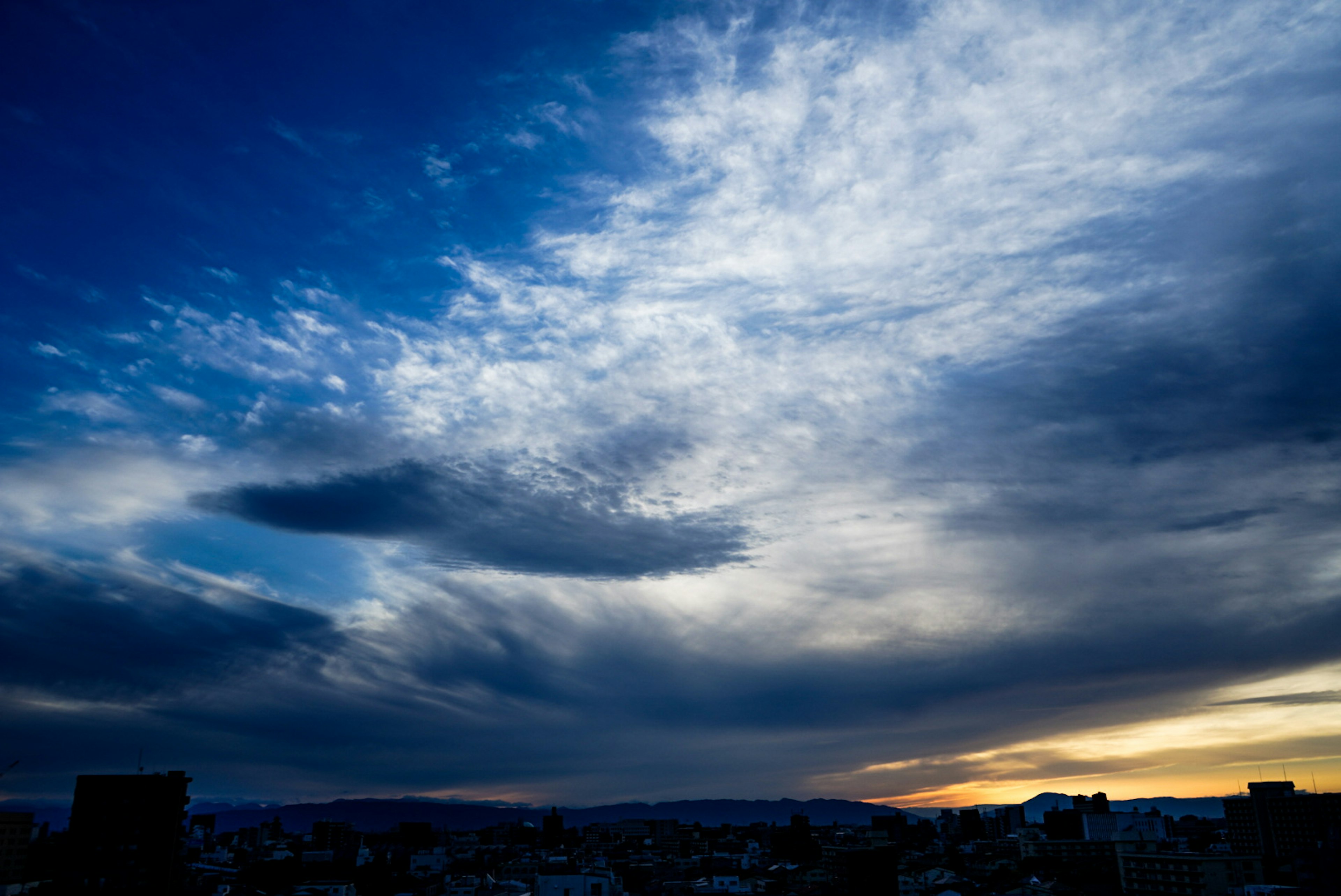 夕焼けの青い空と雲の風景