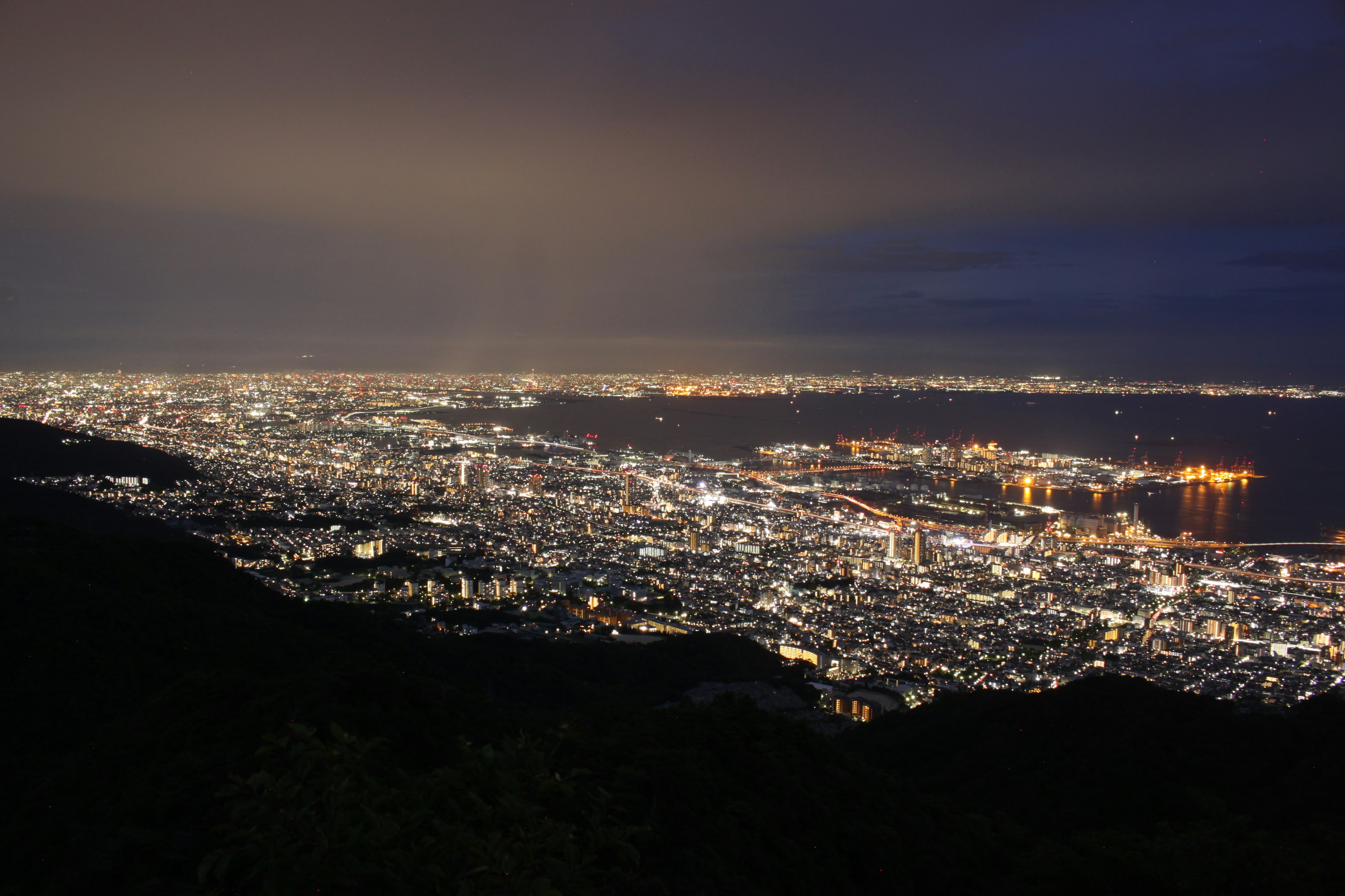 夜景の美しい都市の光景海岸線が見える