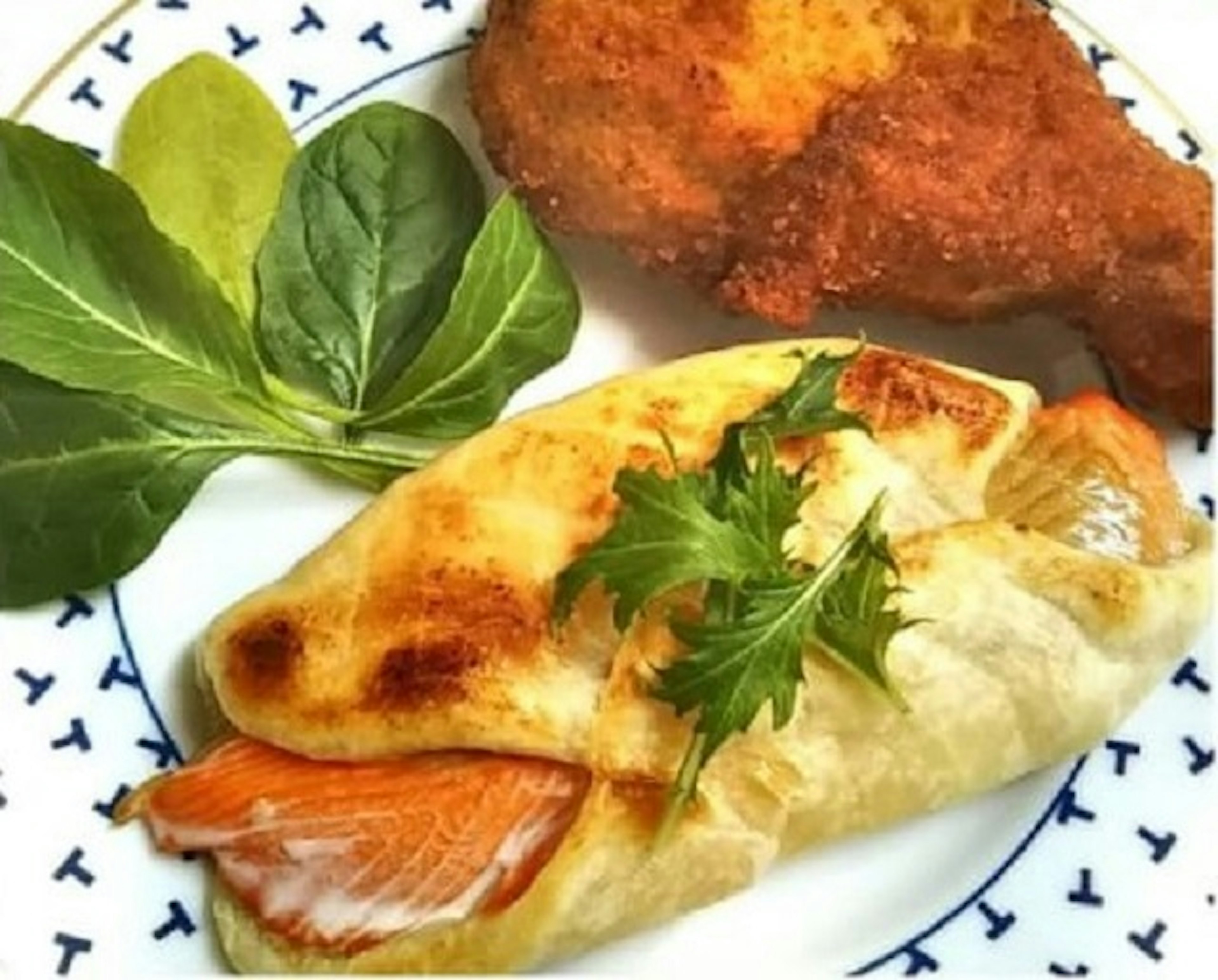 Pasta al forno ripiena di salmone e erbe con pollo fritto