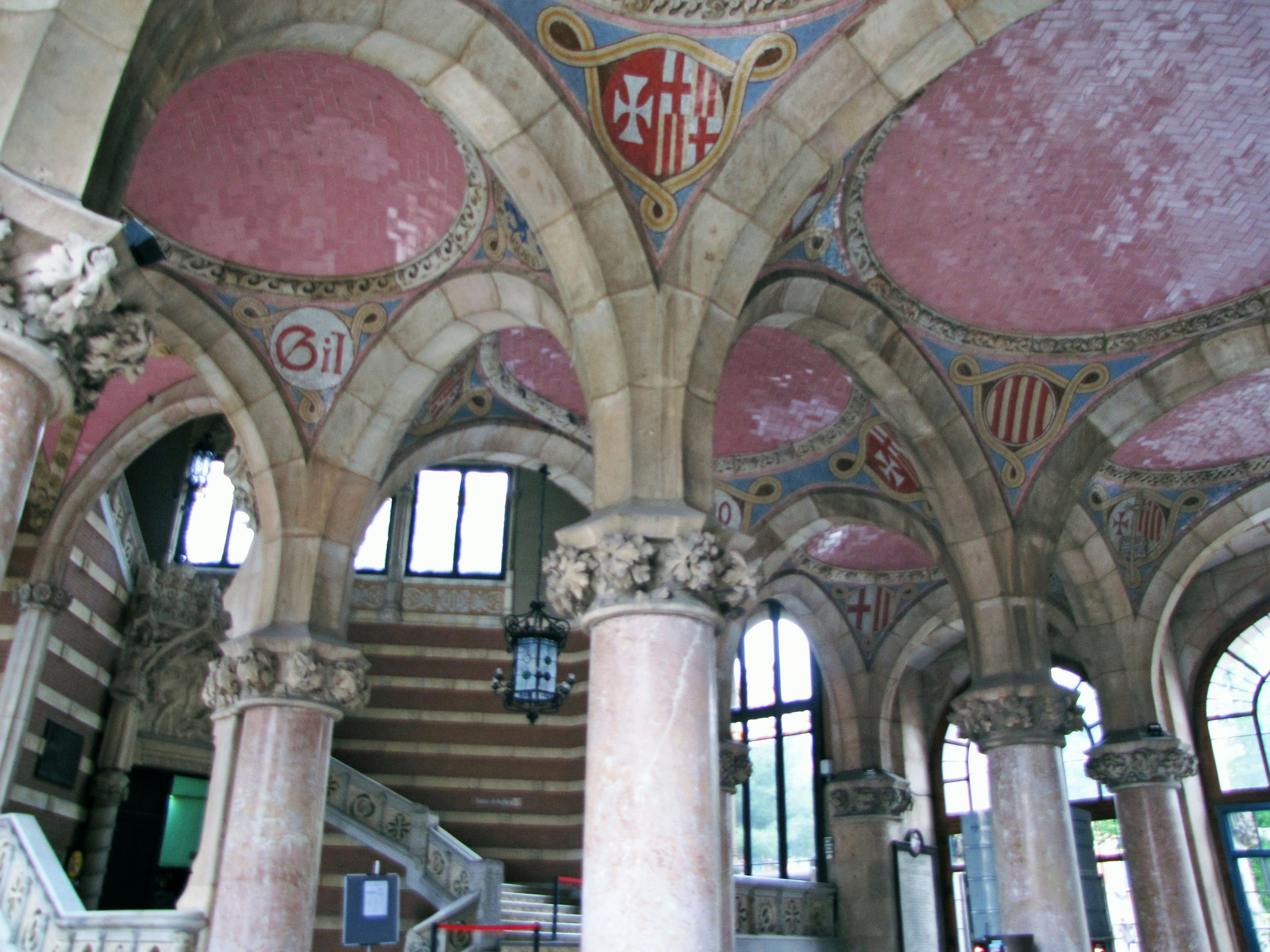 Intérieur magnifique avec des arcs et un plafond décoré