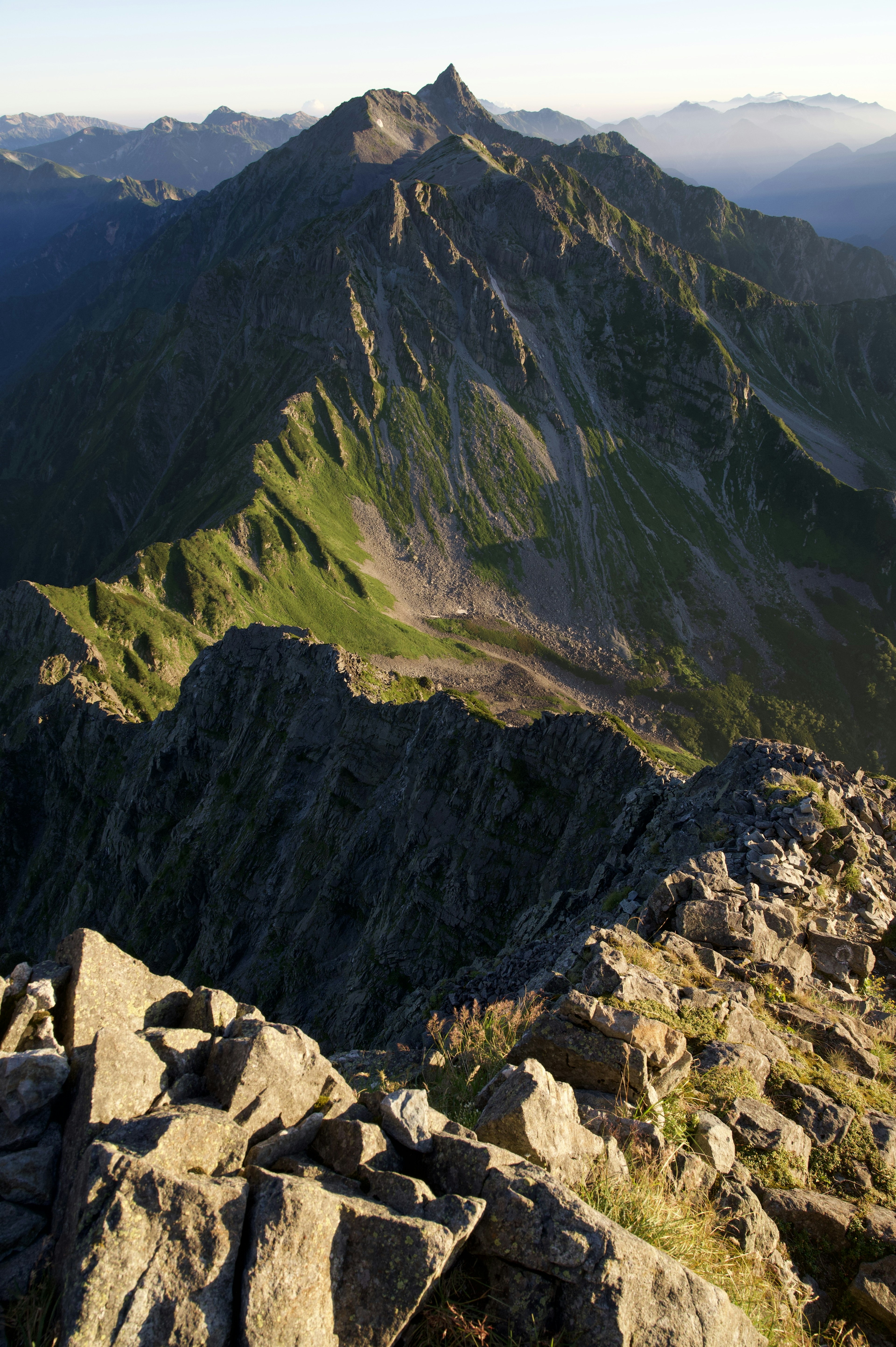 Vue panoramique de montagnes vertes et d'un paysage rocheux