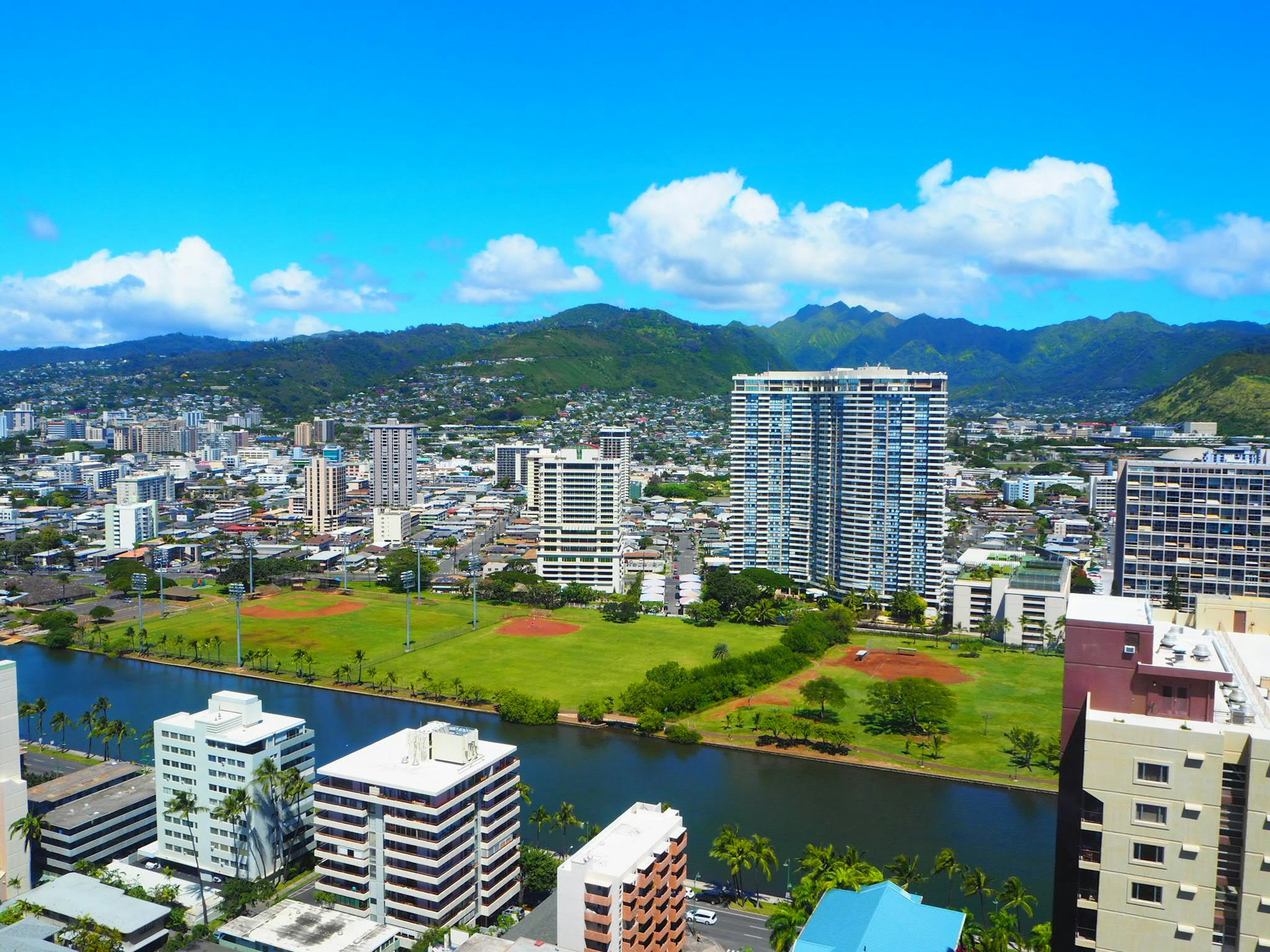 檀香山的城市景观，背景是蓝天和山脉