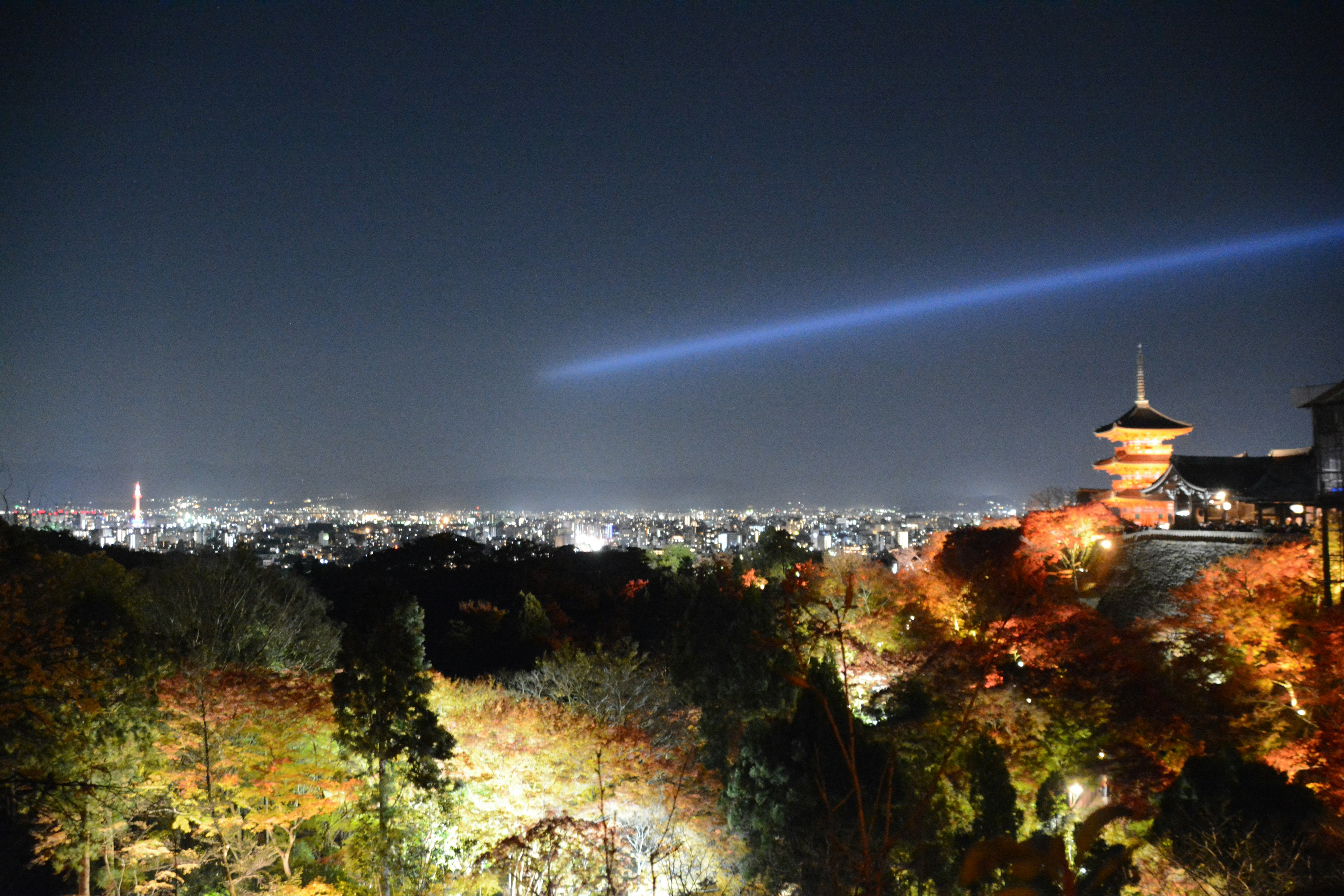 Khung cảnh thành phố Kyoto vào ban đêm với chùm sáng xanh