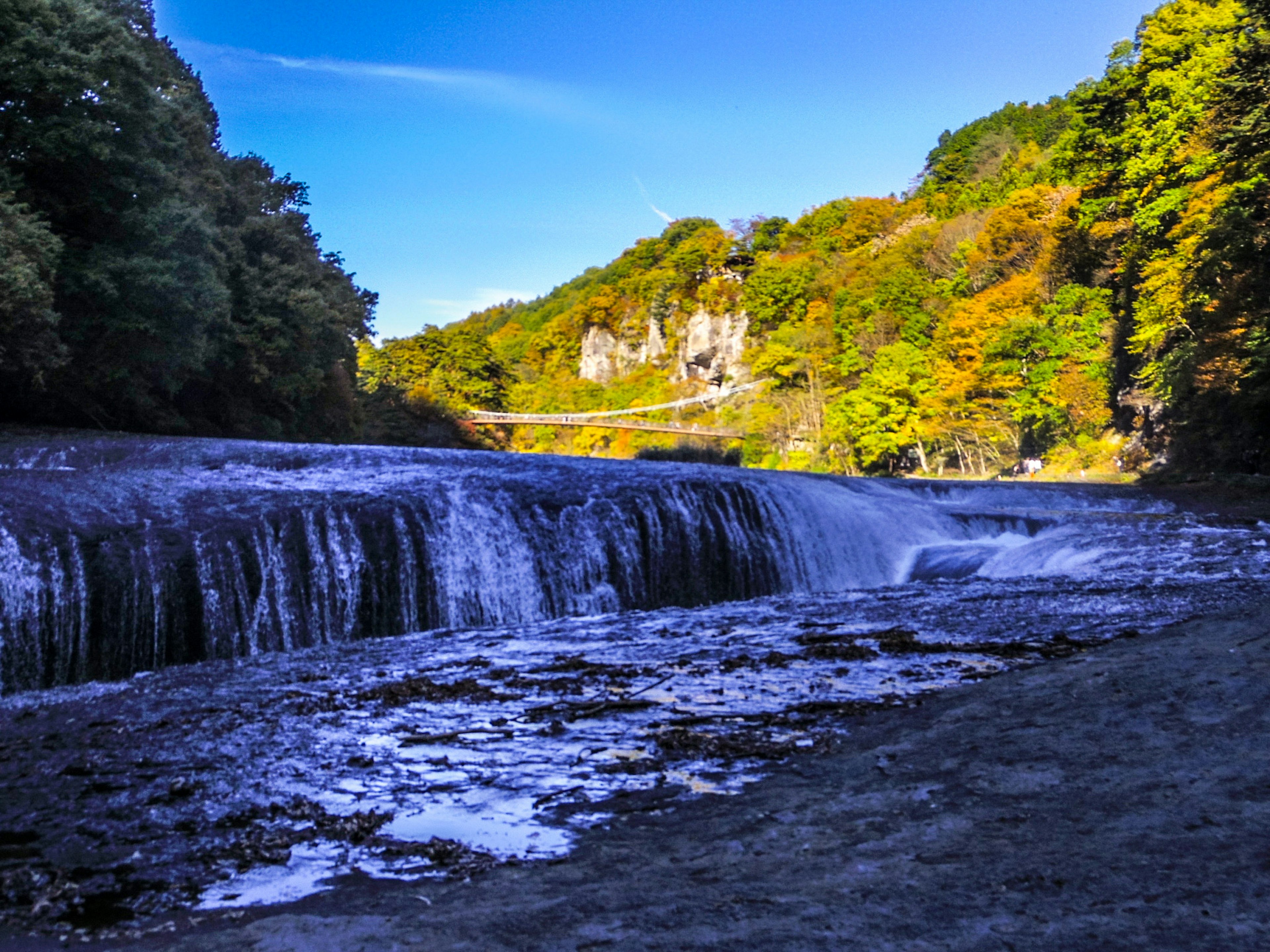 Vista escénica de una cascada con follaje otoñal vibrante