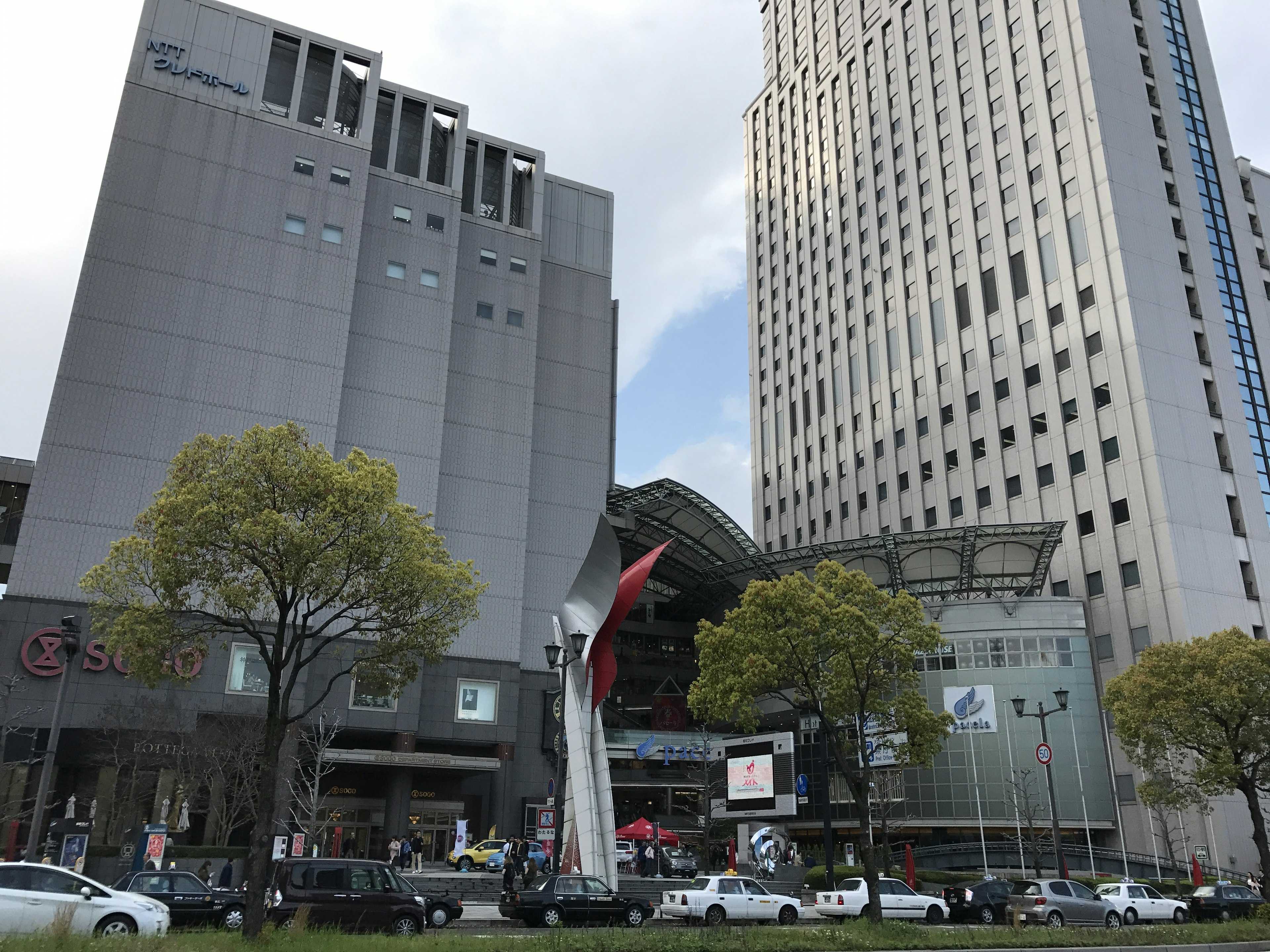 高層ビルと現代的な建築物が並ぶ都市の風景