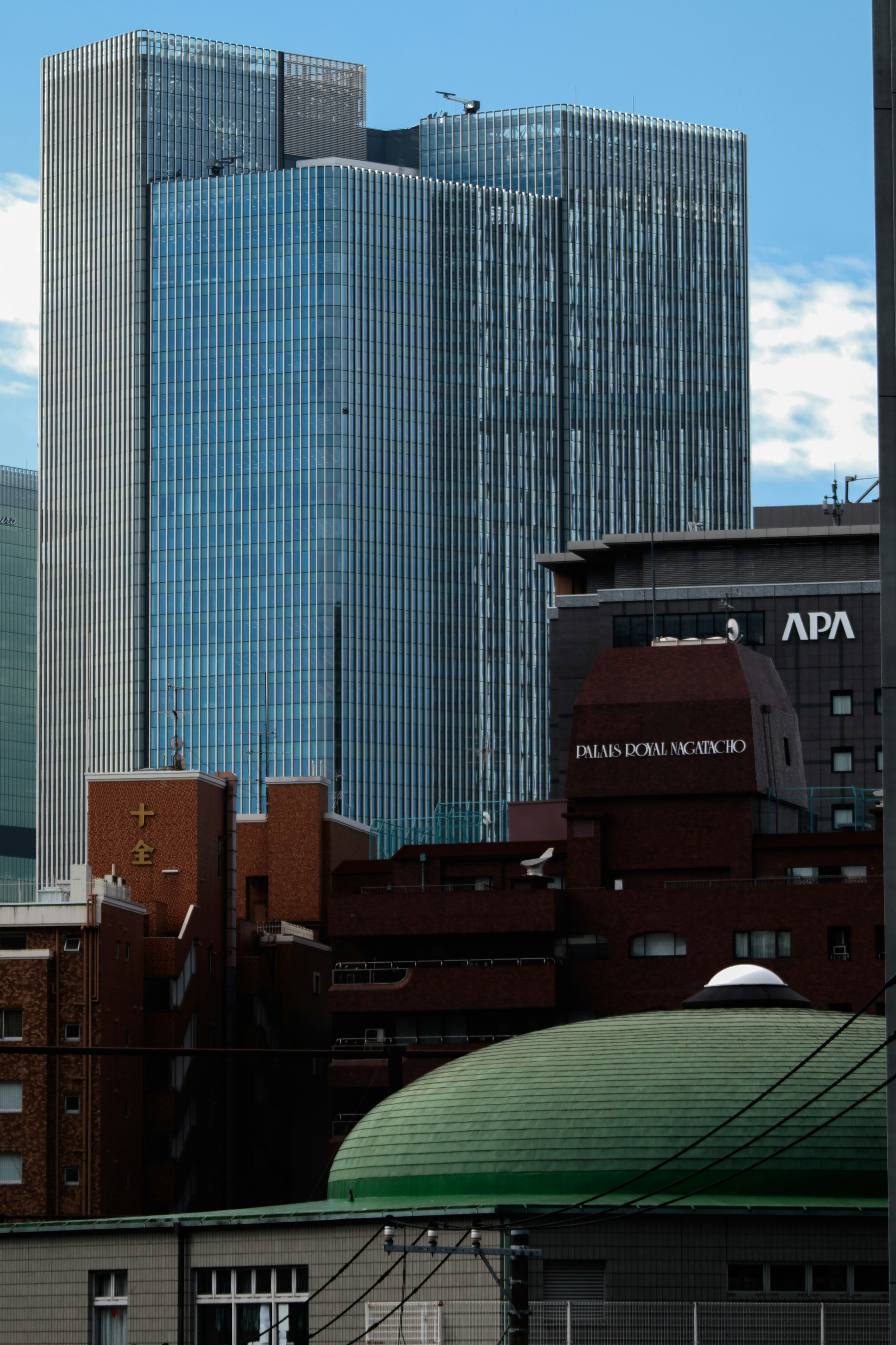 Paisaje urbano que muestra un rascacielos moderno junto a arquitectura tradicional