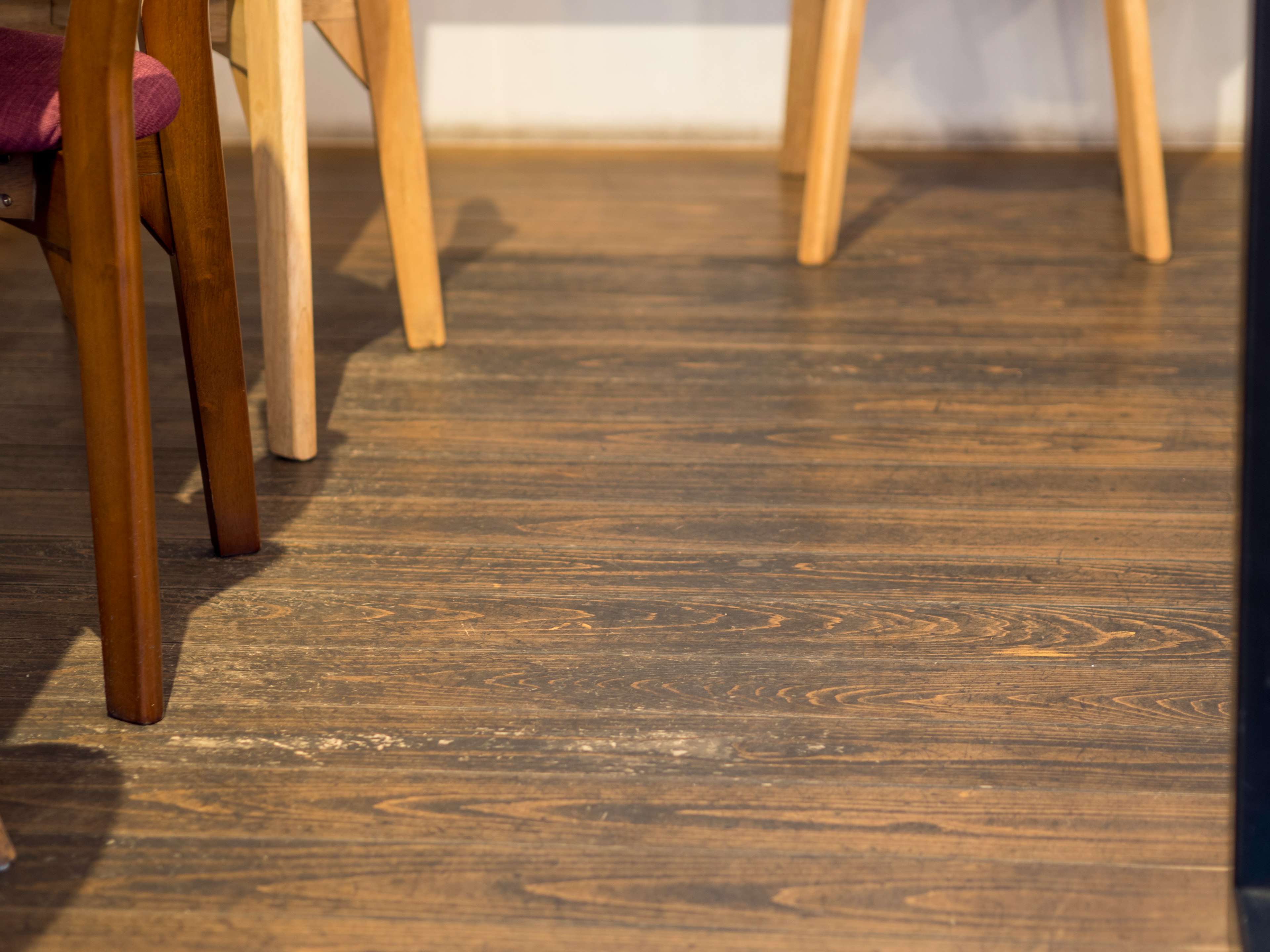 Interior de un café con suelo de madera y sillas