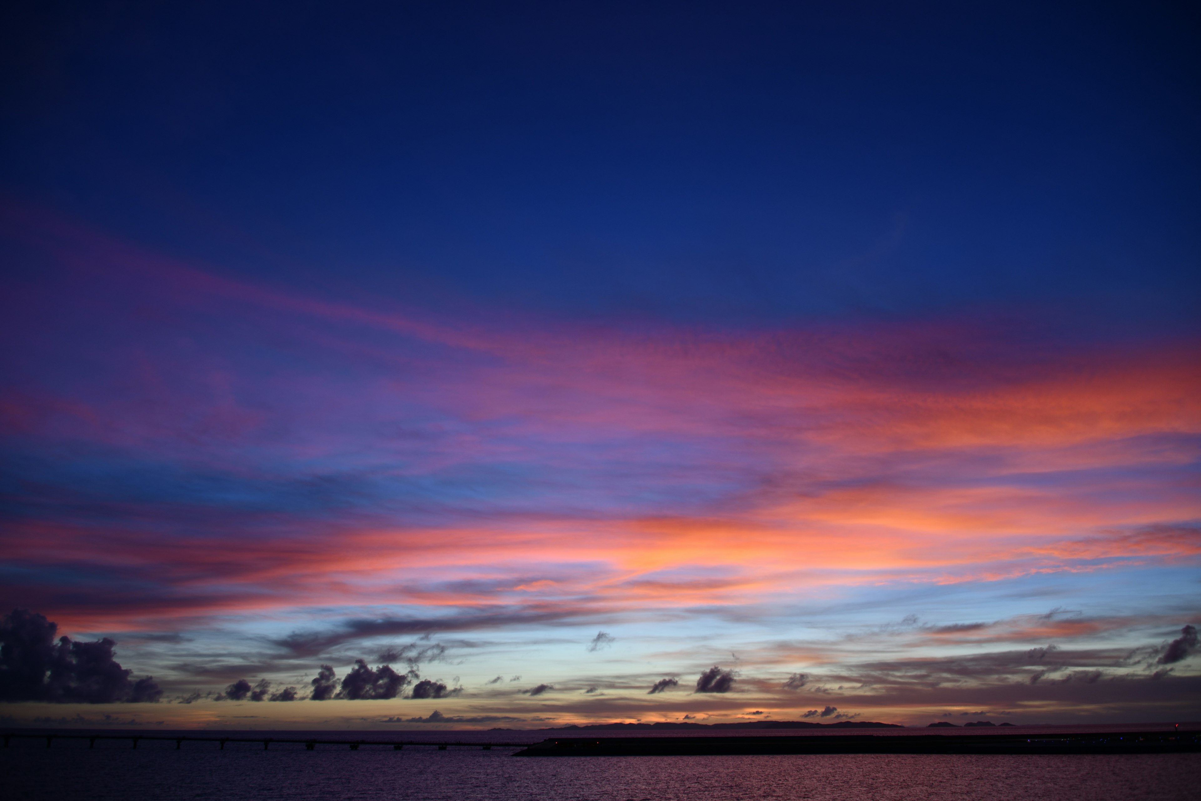 美しい夕焼けの空が青とオレンジの色合いで彩られている