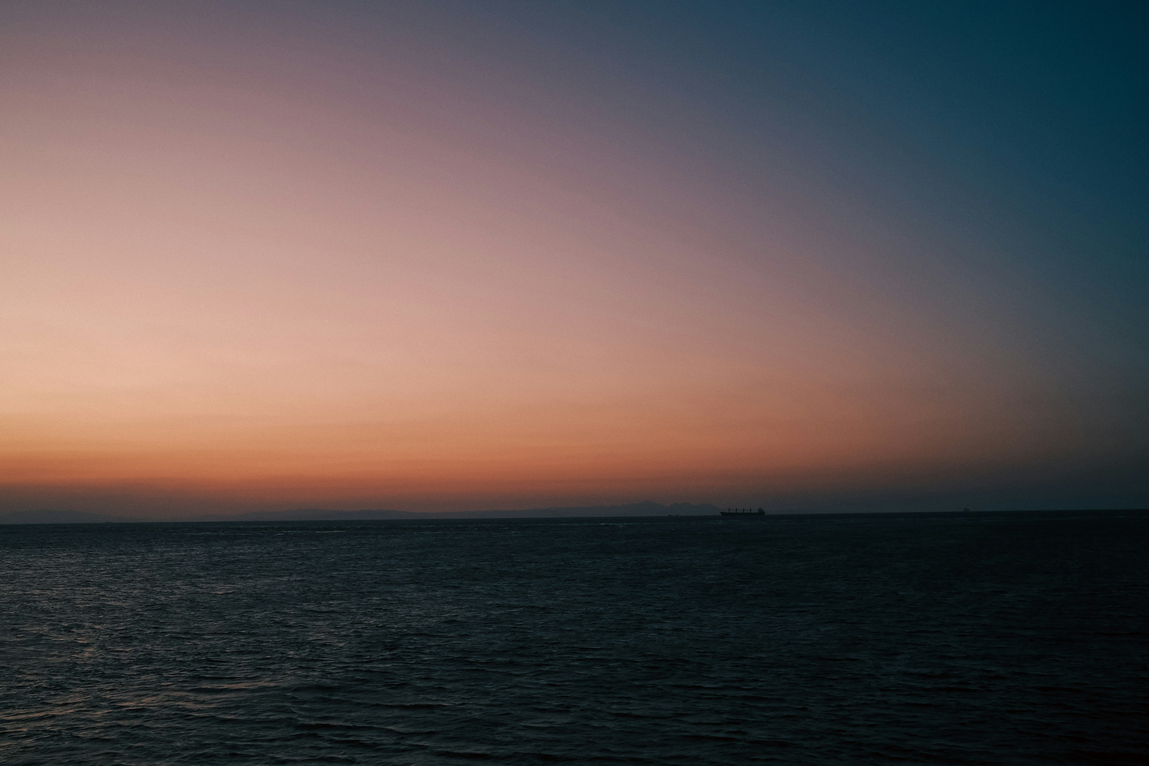 Océano sereno con hermoso degradado de atardecer