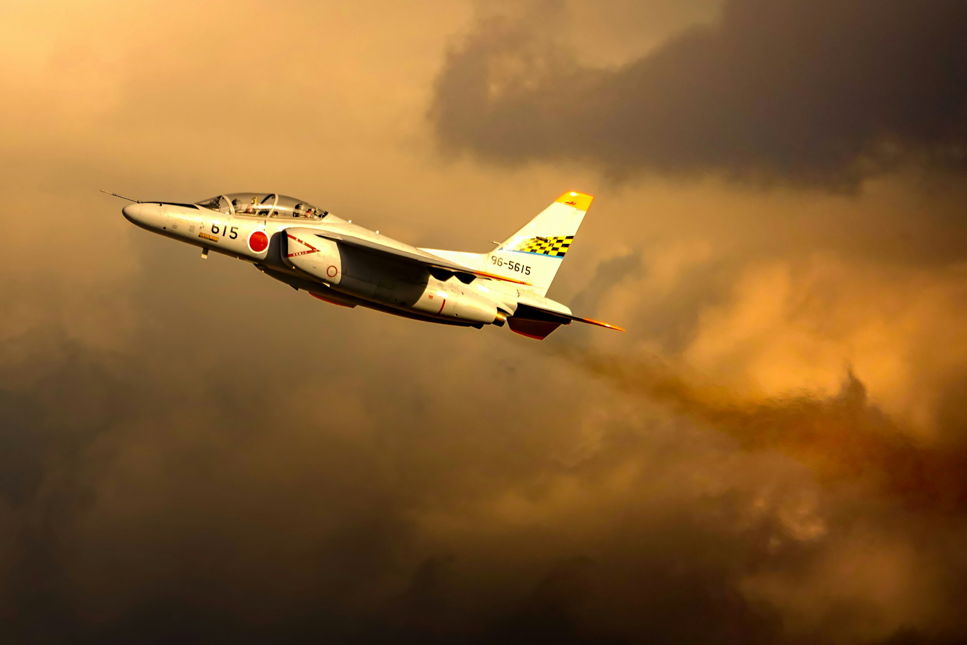 Avion de chasse japonais survolant un ciel de coucher de soleil