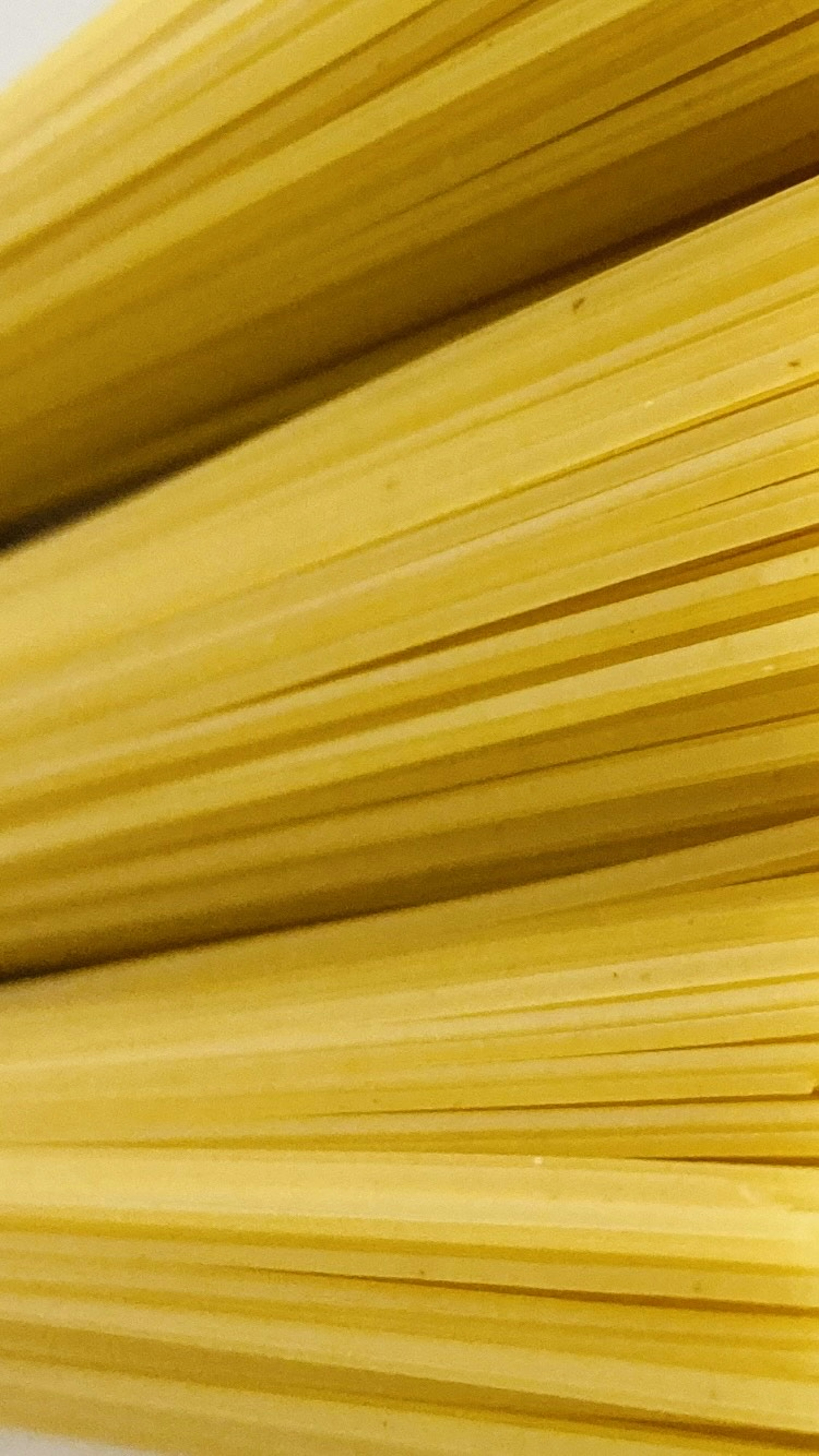 Primer plano de pasta amarilla apilada