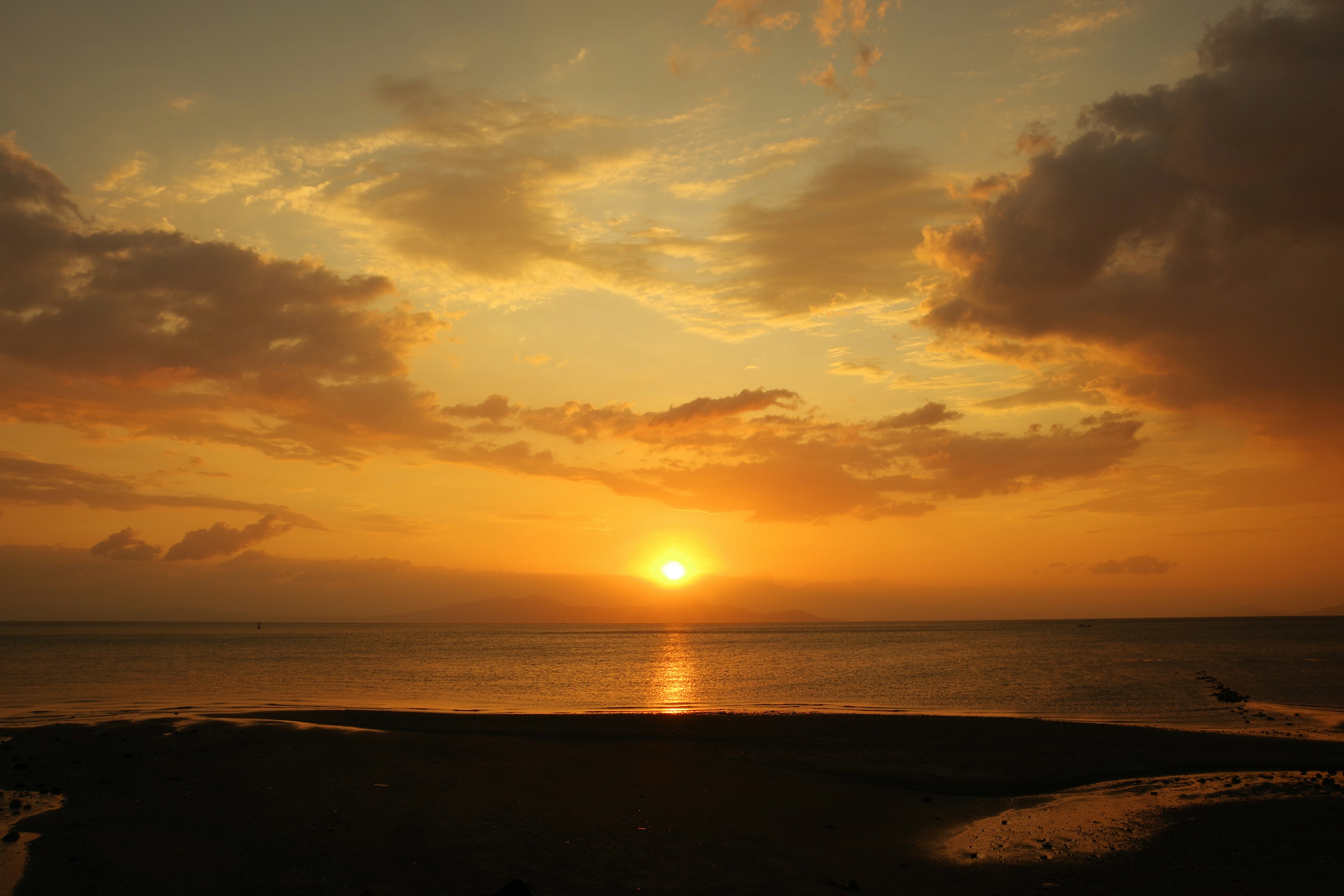 Bellissimo tramonto sull'oceano con cielo arancione