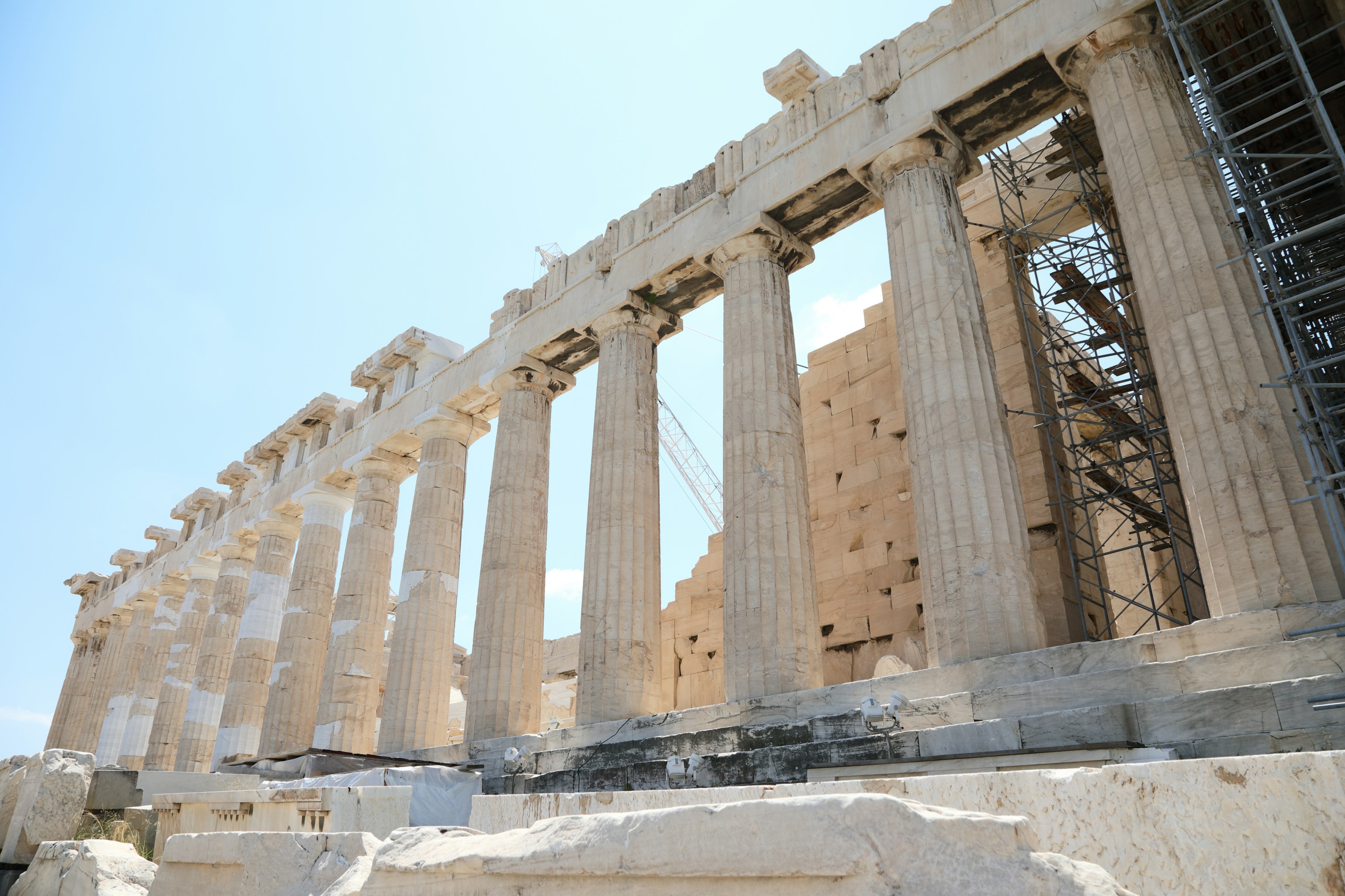 Cảnh bên của Đền Parthenon ở Athens cho thấy các cột Hy Lạp cổ đại và công việc phục hồi