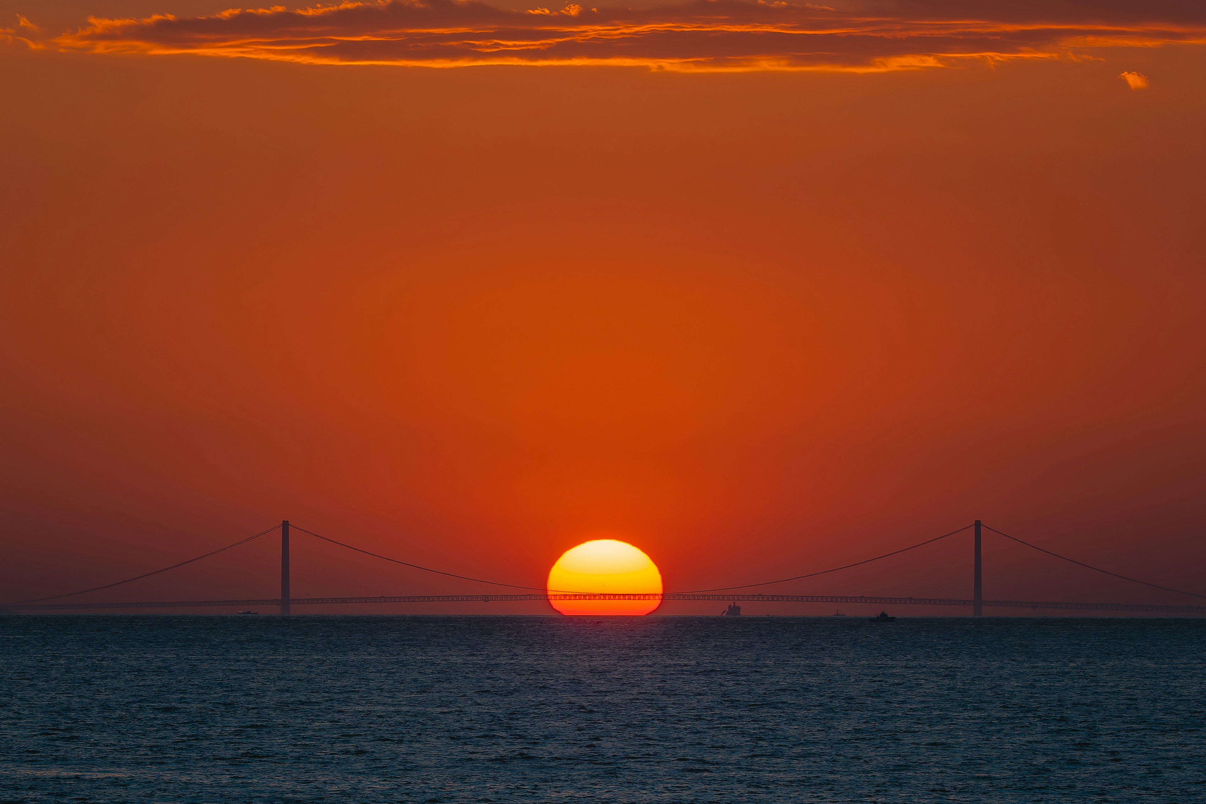 夕日が海に沈む美しい風景 橙色の空とシルエットの風車